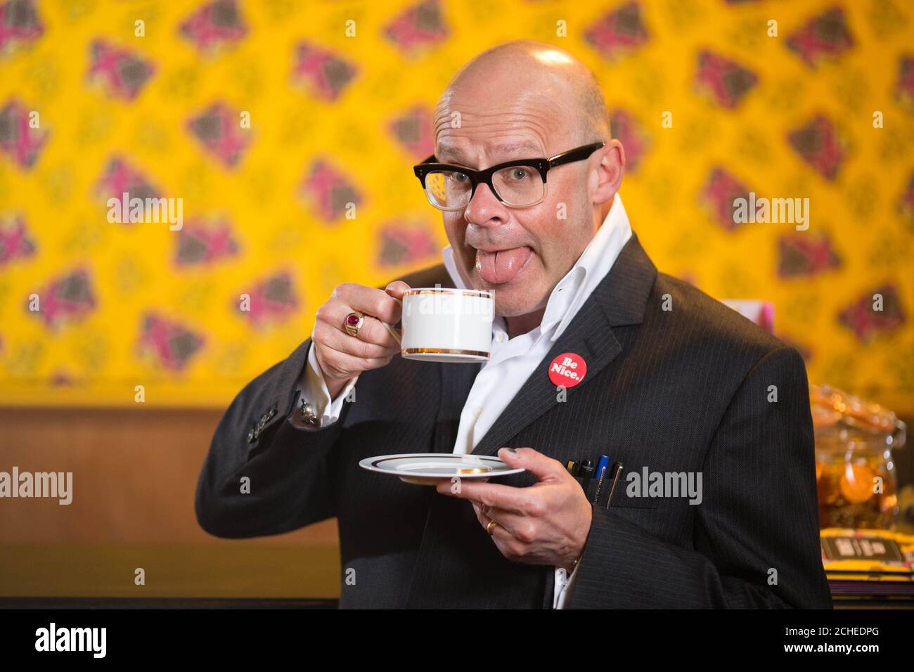 EDITORIALE UTILIZZARE SOLO l'ambasciatore di lunga data del commercio equo e solidale Harry Hill all'apertura del Salon Hot Chocolate di Rosine, un'esperienza pop-up segreta creata da Fairtrade quindici giorni per segnare il lancio della campagna SheDeserves, a Londra. Foto Stock