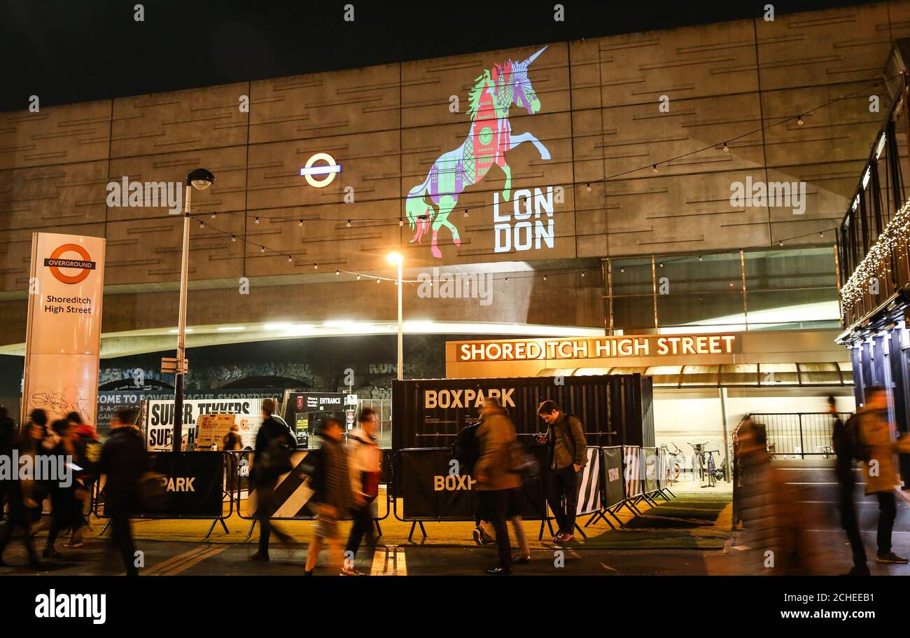 EMBARGO AL 0001 VENERDÌ 1 MARZO USO EDITORIALE SOLO UNA proiezione di una unicorn appare a Shoreditch High Street Station per celebrare l'annuncio che Londra è la capitale europea delle società unicorn, un termine che si riferisce a una società privata di start-up, il cui valore è superiore a 1 miliardo di dollari USA. Foto Stock