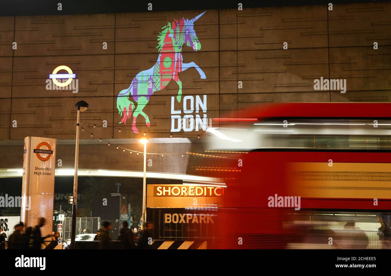 USO EDITORIALE SOLO UNA proiezione di unicorno appare a Battersea Power Station per celebrare l'annuncio che Londra è il capitale europeo delle società unicorn, un termine che si riferisce a una società privata di start-up del valore di oltre 1 miliardo di dollari USA. Foto Stock