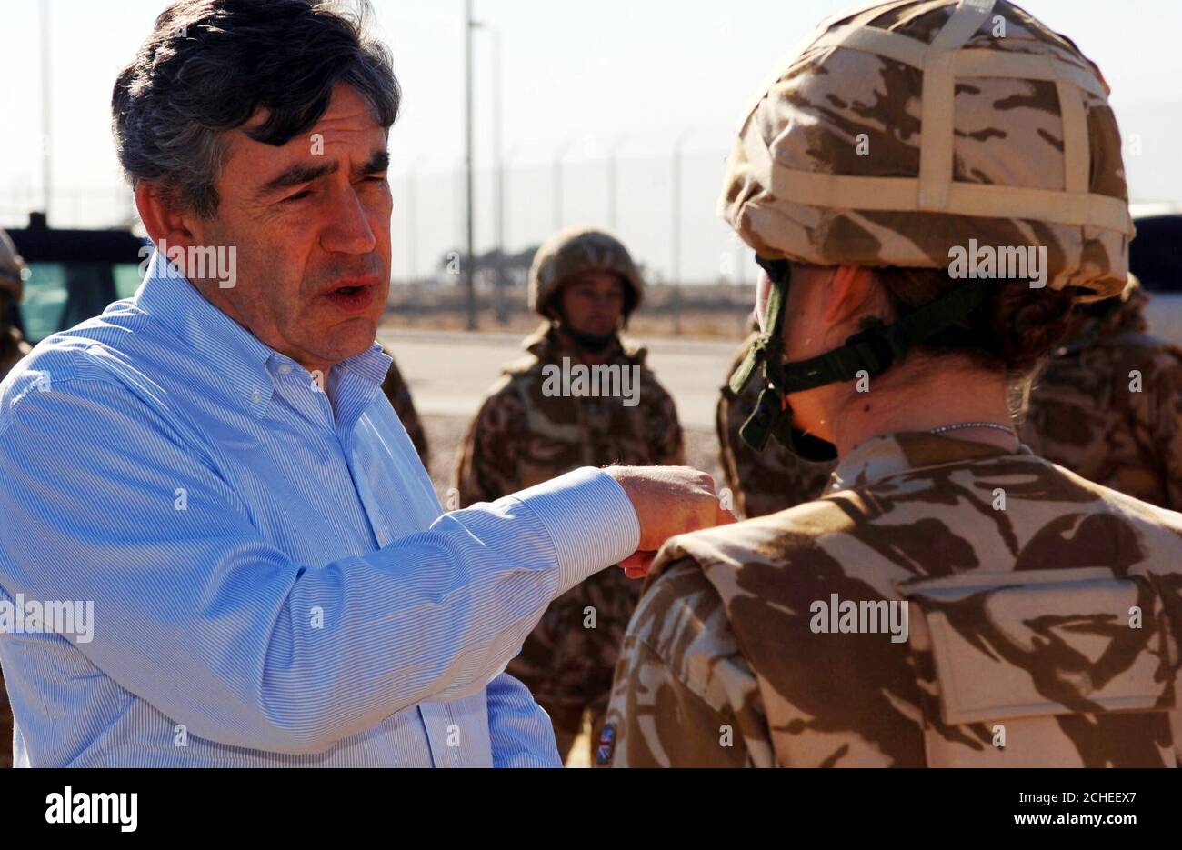 Cancelliere britannico dello scacchiere, Gordon Brown oggi parlando al sergente Karen Tolladay (34) che lavora per il tenente generale A R D Shirreff al memoriale di recente costruzione presso la sede divisionale della stazione aerea di Basrah, nell'Iraq meridionale, questa mattina dove ha annunciato almeno Â£100 milioni di aiuti per la ricostruzione. Foto Stock