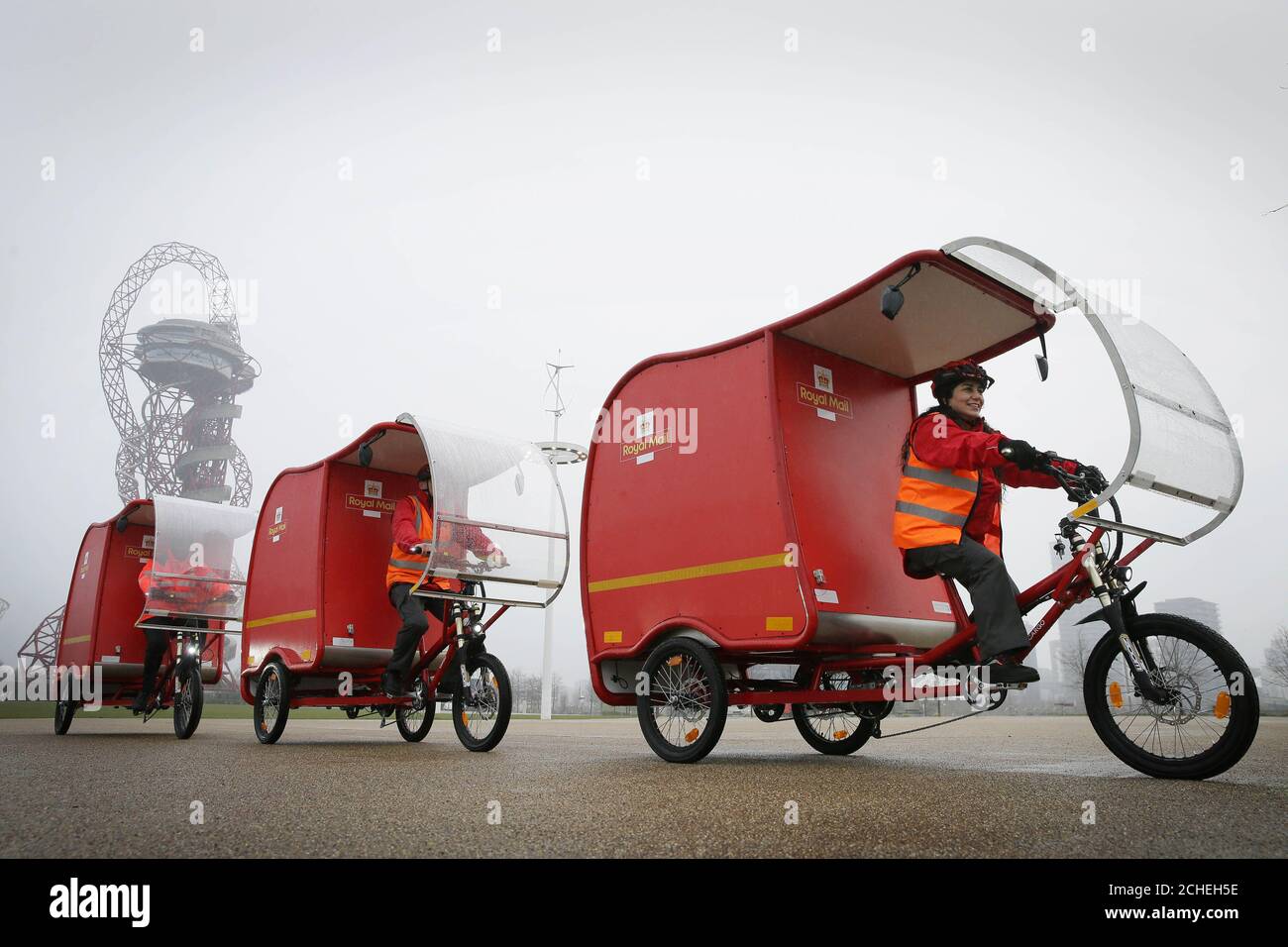 USO EDITORIALE SOLO Postpeople alla presentazione degli e-Trikes a emissioni zero di carbonio, che sono prevalentemente alimentati da una combinazione di tecnologia solare, batteria e freno, e saranno oggetto di prova da Royal Mail a Stratford, nella zona est di Londra, Cambridge e Sutton Coldfield alla fine del mese. Foto Stock