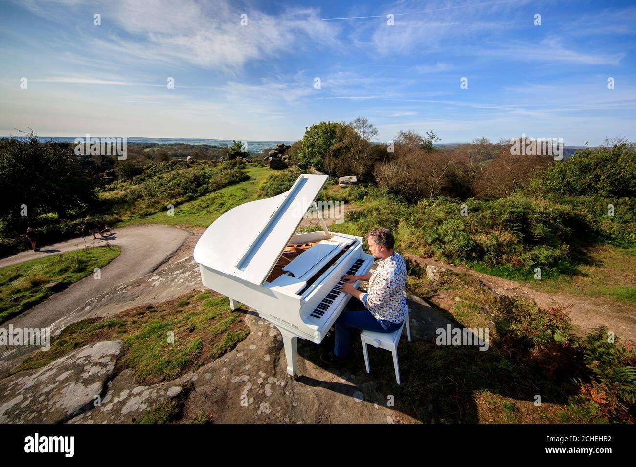 Kevin James gioca un Grand piano collocato su Brimham Rocks nella zona di Nidderdale di straordinaria bellezza naturale per evidenziare l'importanza della natura e il suo profondo impatto sulle arti Foto Stock