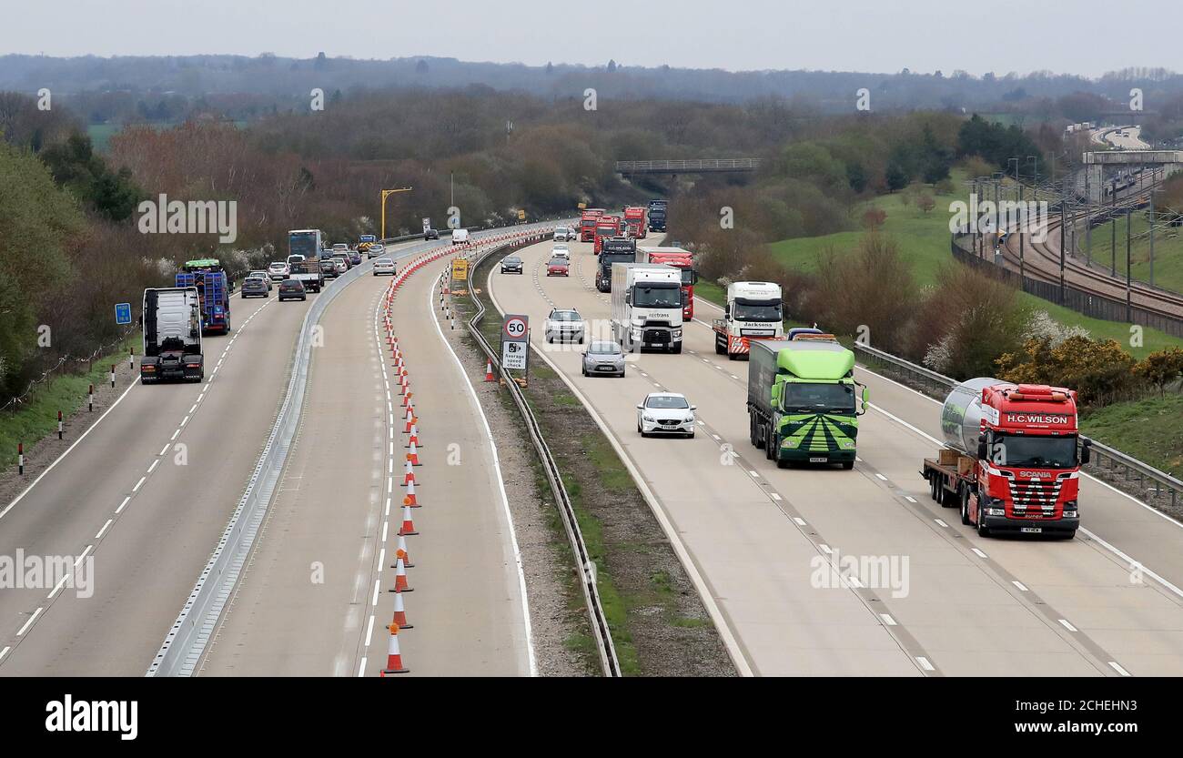 Una vista dell'autostrada M20 vicino ad Ashford in Kent, dal momento che sono state erette barriere sulla carreggiata di Londra tra gli svincoli 8 e 9 in preparazione di un controcorrente in caso di potenziali problemi con il traffico di autocarri durante la Brexit. Foto Stock