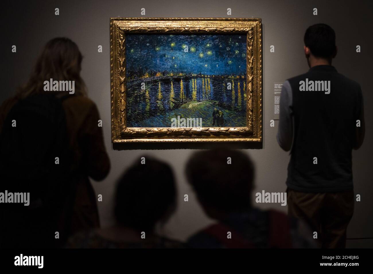 I visitatori guardano a 'Starry Night' (1888) di Vincent van Gogh durante l'anteprima per l'EY Exhibition: Van Gogh e la Gran Bretagna a Tate Britain, Londra, che prende un nuovo sguardo all'artista attraverso il suo rapporto con la Gran Bretagna. Foto Stock