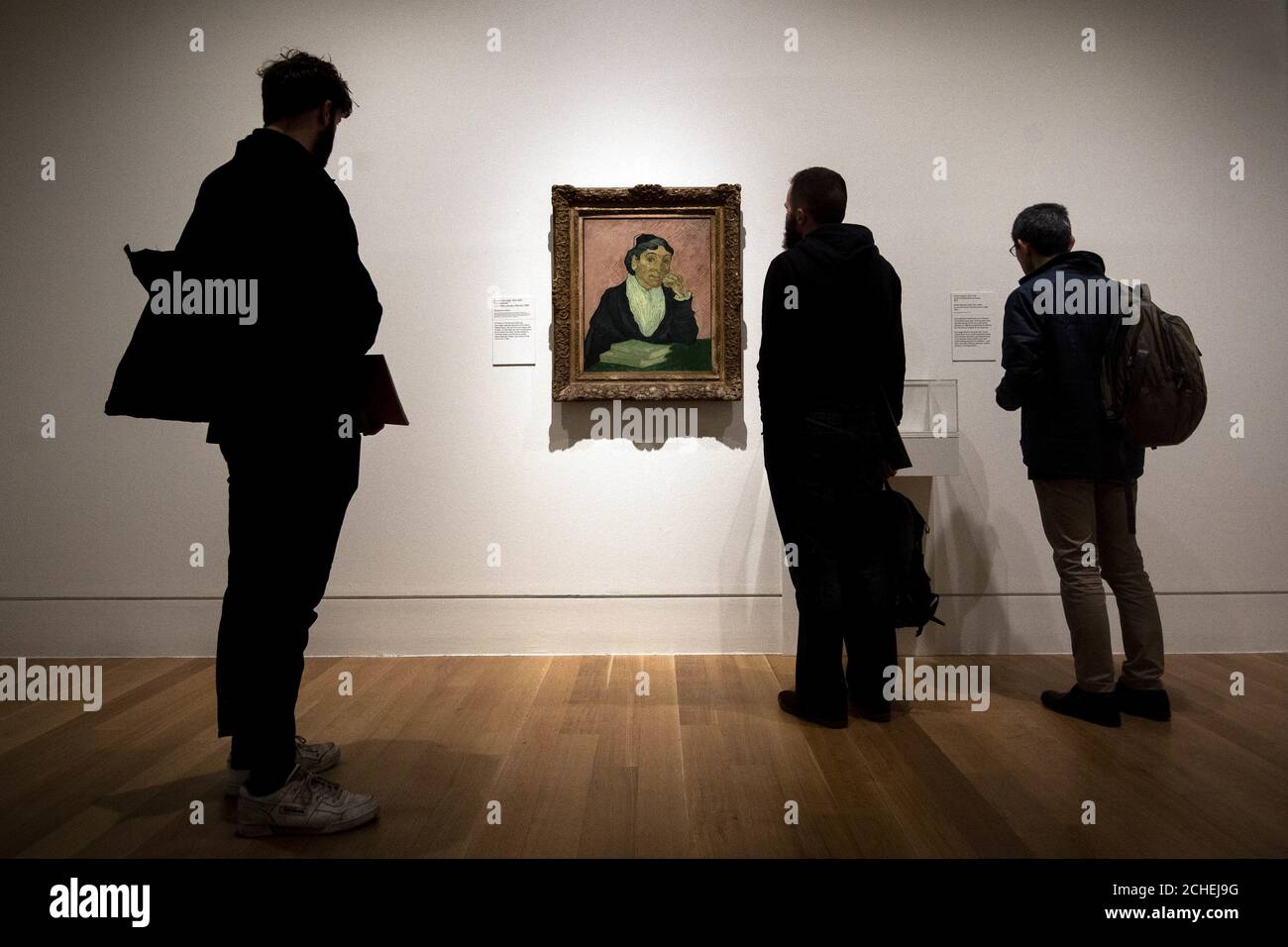 I visitatori guardano 'The Arlesienne' (1890) di Vincent van Gogh durante l'anteprima per la mostra EY: Van Gogh e Gran Bretagna a Tate Britain, Londra, che prende un nuovo sguardo all'artista attraverso il suo rapporto con la Gran Bretagna. Foto Stock