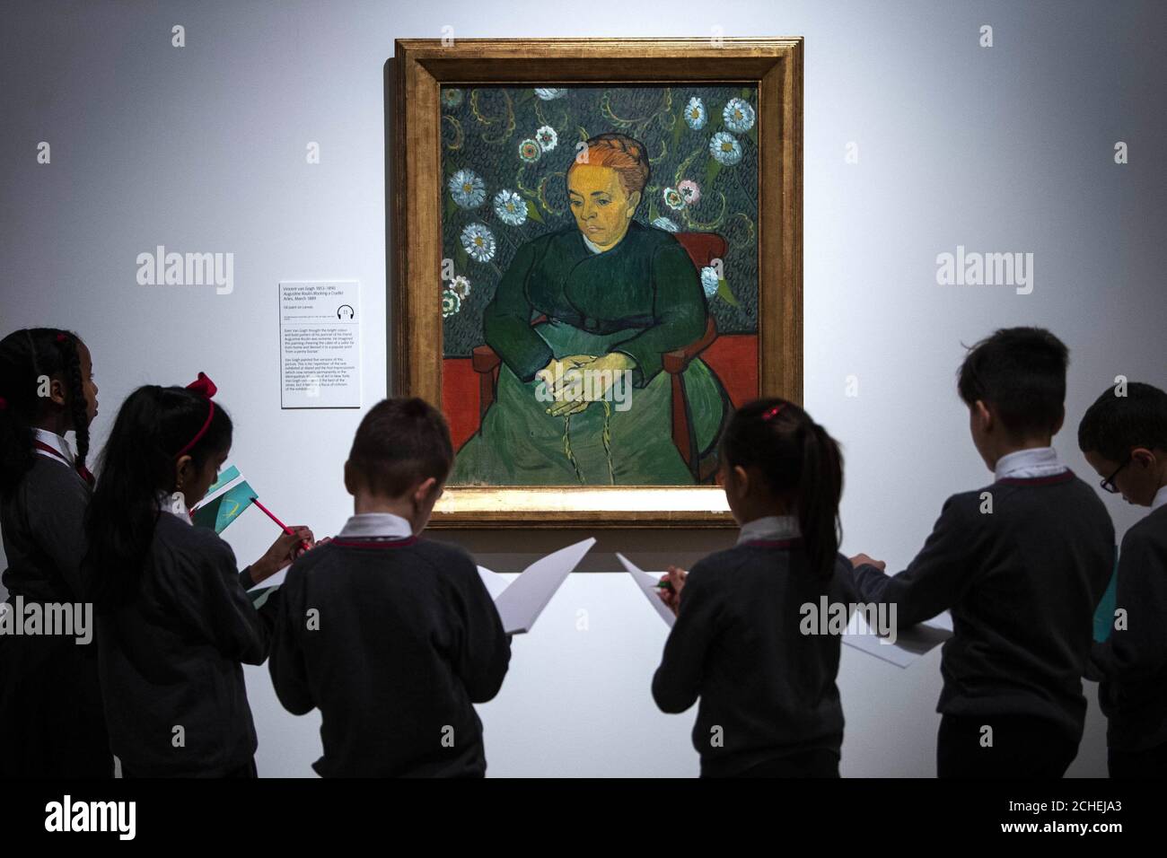 I bambini della scuola guardano 'Augustine Roulin (dondolando una culla)' (1889) di Vincent van Gogh durante l'anteprima per l'EY Exhibition: Van Gogh e Gran Bretagna a Tate Britain, Londra, che prende un nuovo sguardo all'artista attraverso il suo rapporto con la Gran Bretagna. Foto Stock