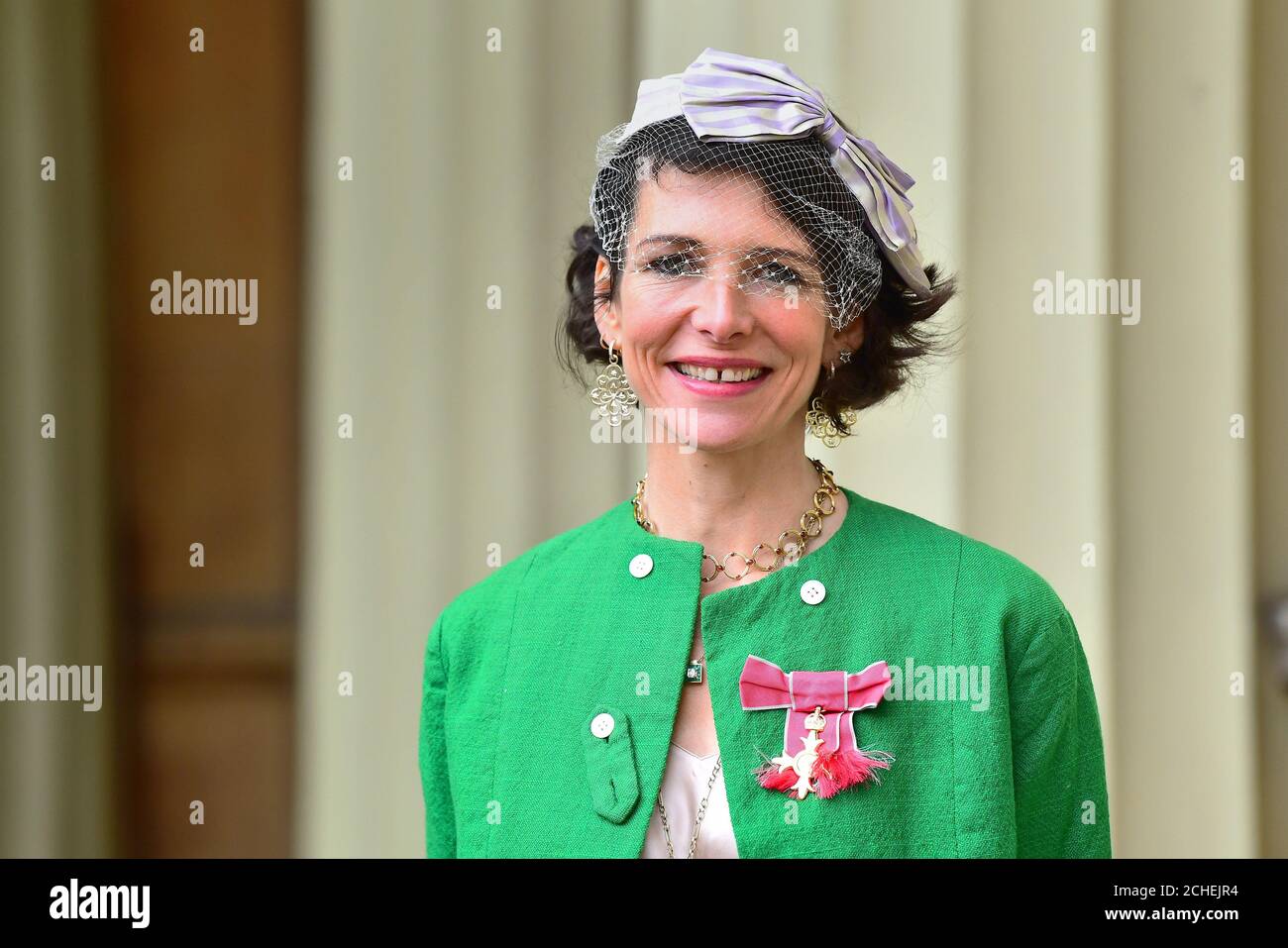 Thomasina Miers dopo essere stato nominato un OBE (ufficiale dell'Ordine dell'Impero britannico) dal Duca di Cambridge durante una cerimonia di investitura a Buckingham Palace, Londra. Foto Stock