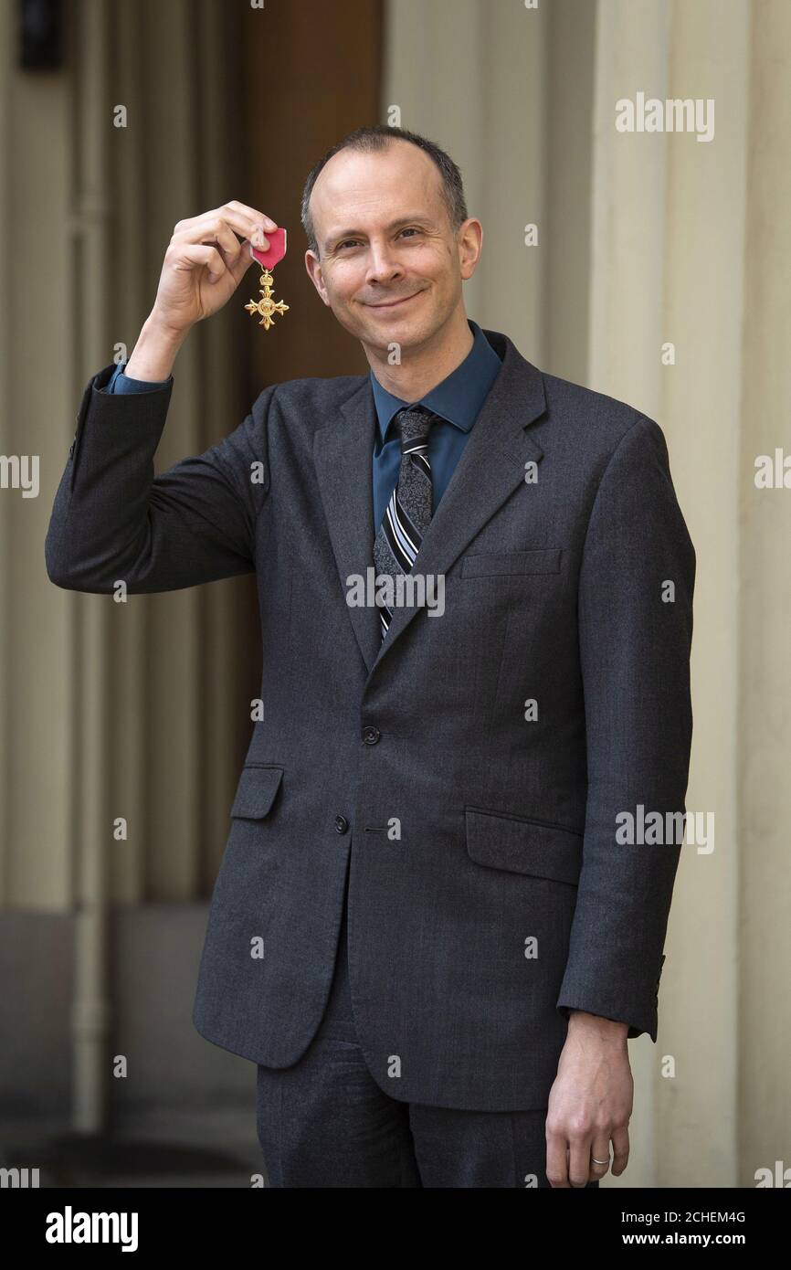 Economista e giornalista Tim Harford con la sua OBE dopo una cerimonia di investitura a Buckingham Palace, Londra. Foto Stock