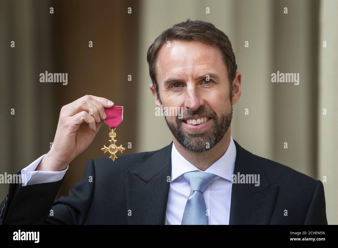 Il direttore del calcio inglese Gareth Southgate con la sua OBE dopo una cerimonia di investitura a Buckingham Palace, Londra. Foto Stock