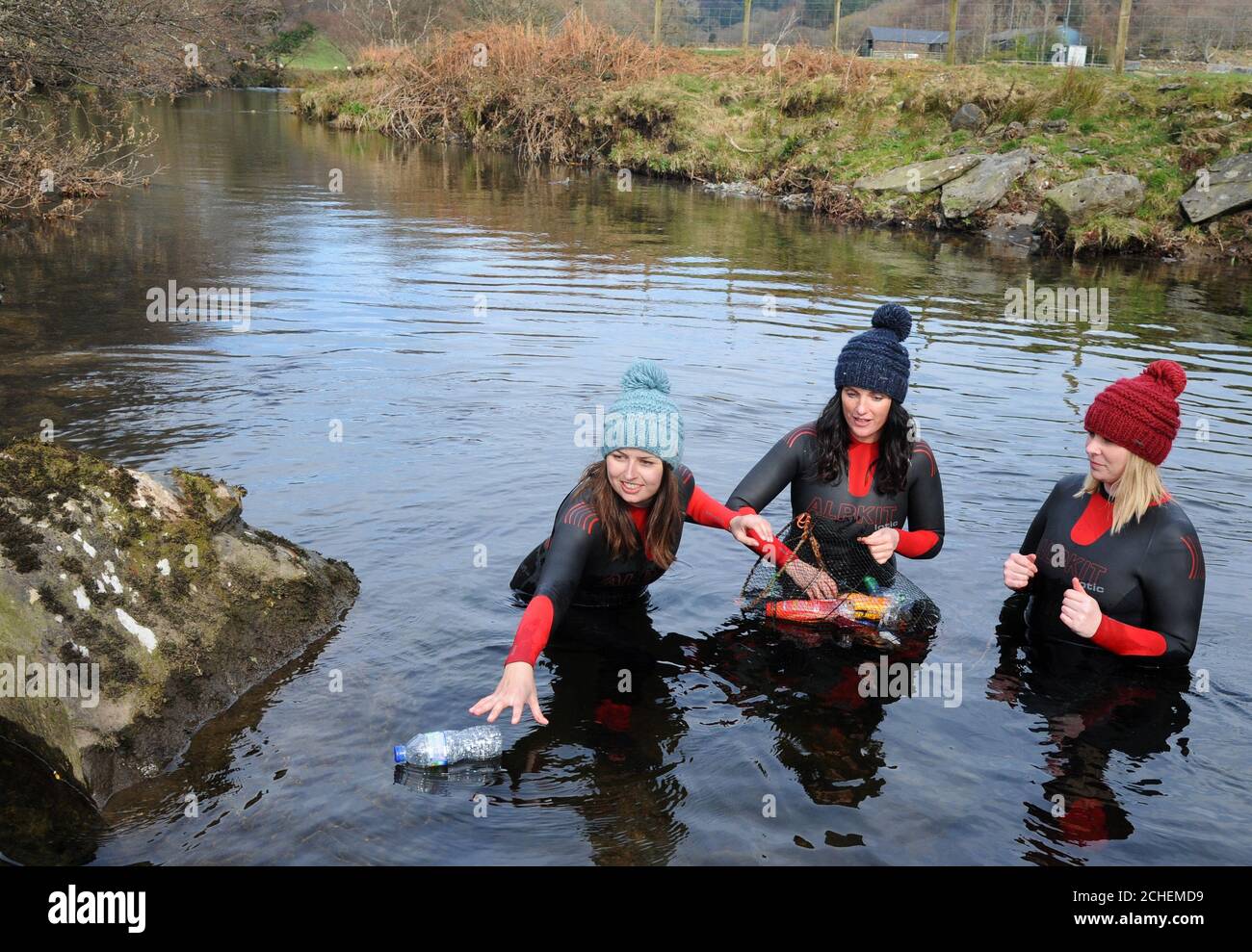 USO EDITORIALE SOLO A 0001 LUNEDI 8 APRILE Surfers Against Sewage Rappresentante Regionale per Snowdonia Laura Sanderson (centro) con Ruth Bulleyment (sinistra) e Dannielle Hicks raccogliere detriti per evidenziare la questione dell'inquinamento plastico nei fiumi nuotando l'Afon Glaslyn in Snowdonia da sorgente a mare. Foto Stock