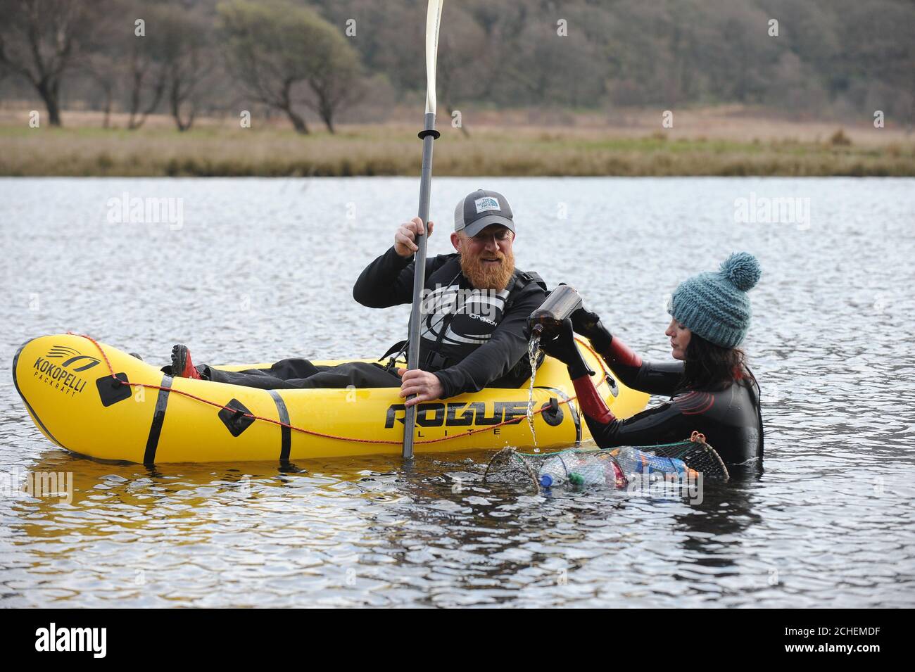 USO EDITORIALE LIMITATO A 0001 LUNEDI 8 APRILE Surfers Against Sewage Rappresentante Regionale per Snowdonia Laura Sanderson prepara bottiglia marrone utilizzata per testare le microplastiche per evidenziare la questione dell'inquinamento plastico nei fiumi nuotando l'Afon Glaslyn in Snowdonia da sorgente a mare a Beddgelert Village, Galles. Foto Stock