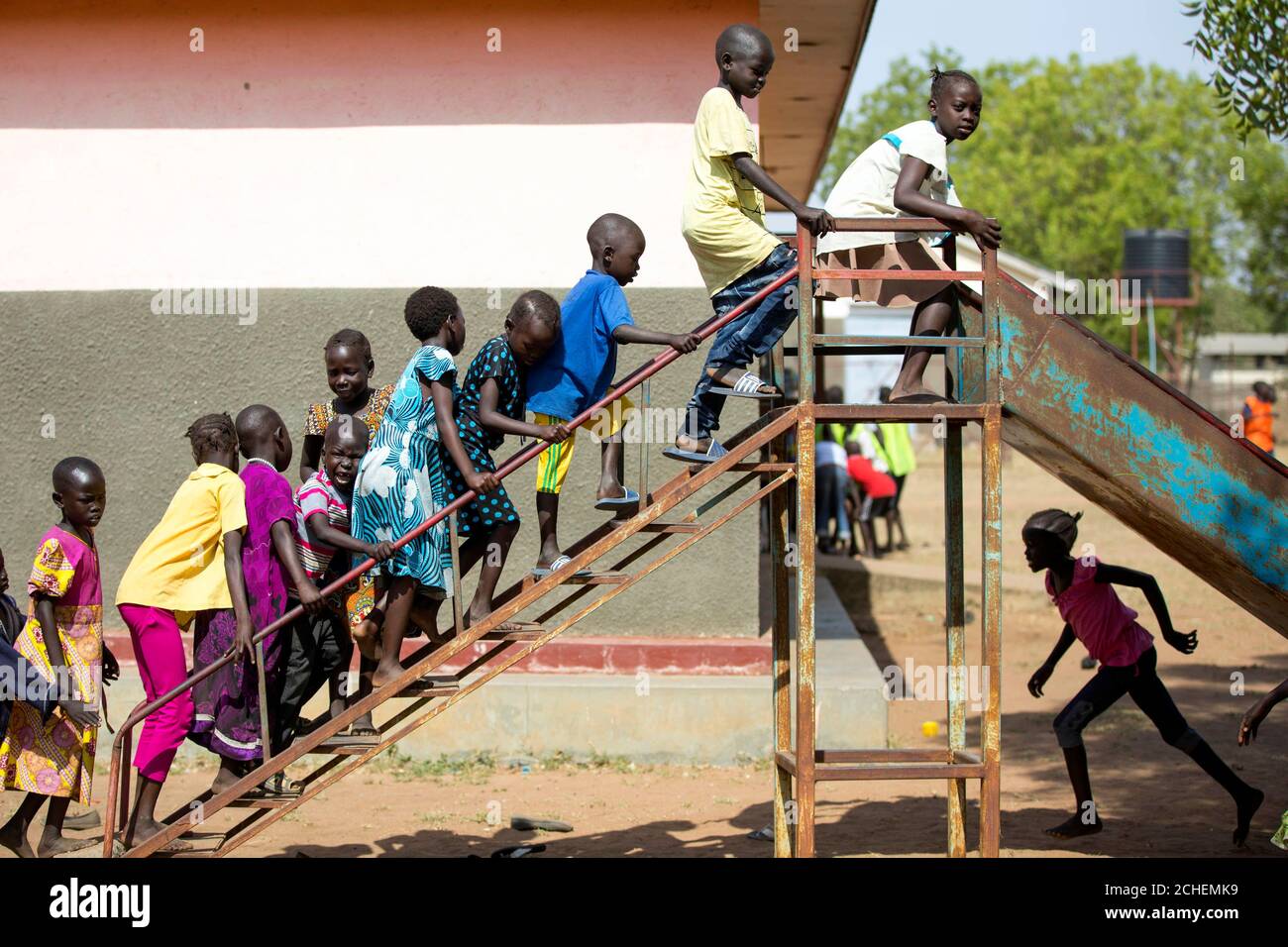 UN USO SOLO NESSUN ARCHIVIO EDITORIALE USO SOLO UN gruppo di bambini che si accodano per un giro su uno scivolo in uno spazio adatto ai bambini a Juba nel Sudan del Sud appaiono in questa immagine, Quali sono i contenuti esposti in una mostra fotografica di bambini internazionali? La World Vision di beneficenza che va in mostra da venerdì 12 a domenica 14 aprile presso la Old Truman Brewery di Brick Lane, Londra. Foto Stock