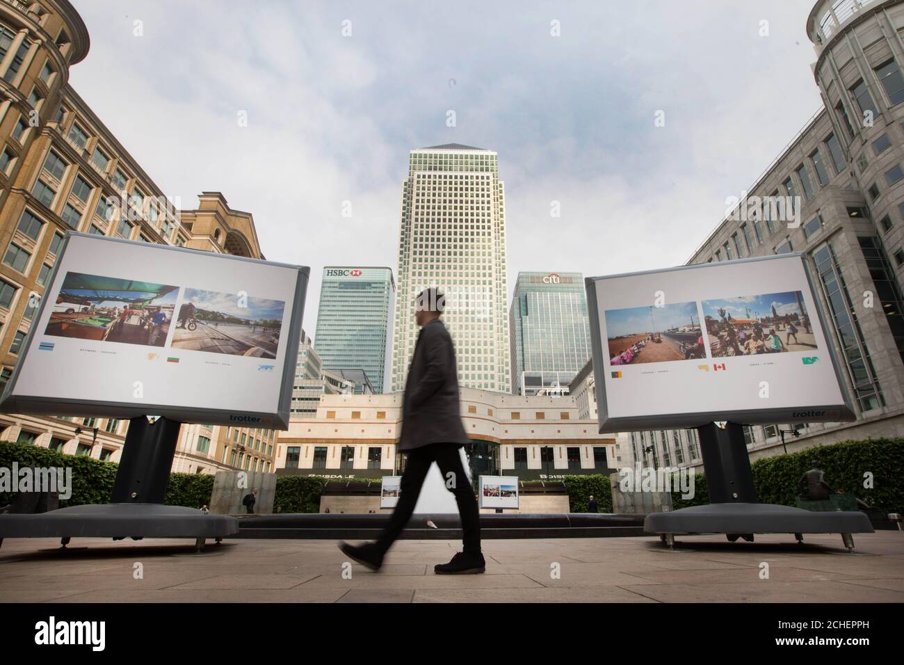 USO EDITORIALE SOLO i membri del pubblico guardano le immagini delle capitali di tutto il mondo dal fotografo Jeroen Swolfs al debutto britannico della mostra fotografica Streets of the World a Canary Wharf, Londra. Foto Stock