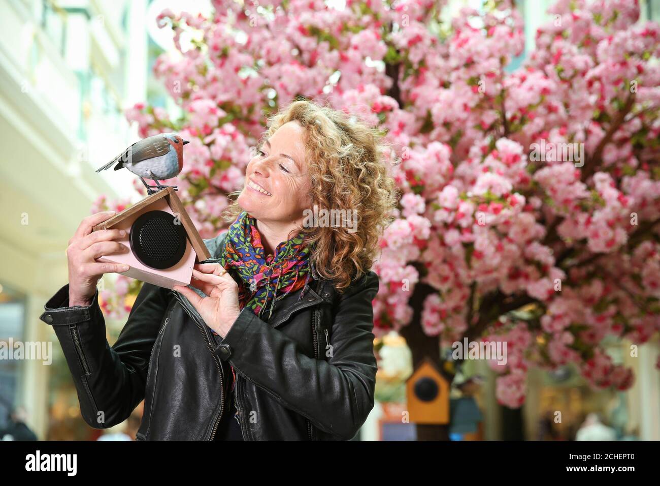 EDITORIALE USE ONLY Kate Humble lancia una nuova iniziativa al Trafford Centre di Manchester per riconnettere i visitatori con birdsong e rendere la loro esperienza di shopping più felice, con i suoni di dieci uccelli nativi britannici tra cui il ricattolo, il rapina e il nightingale. Foto Stock