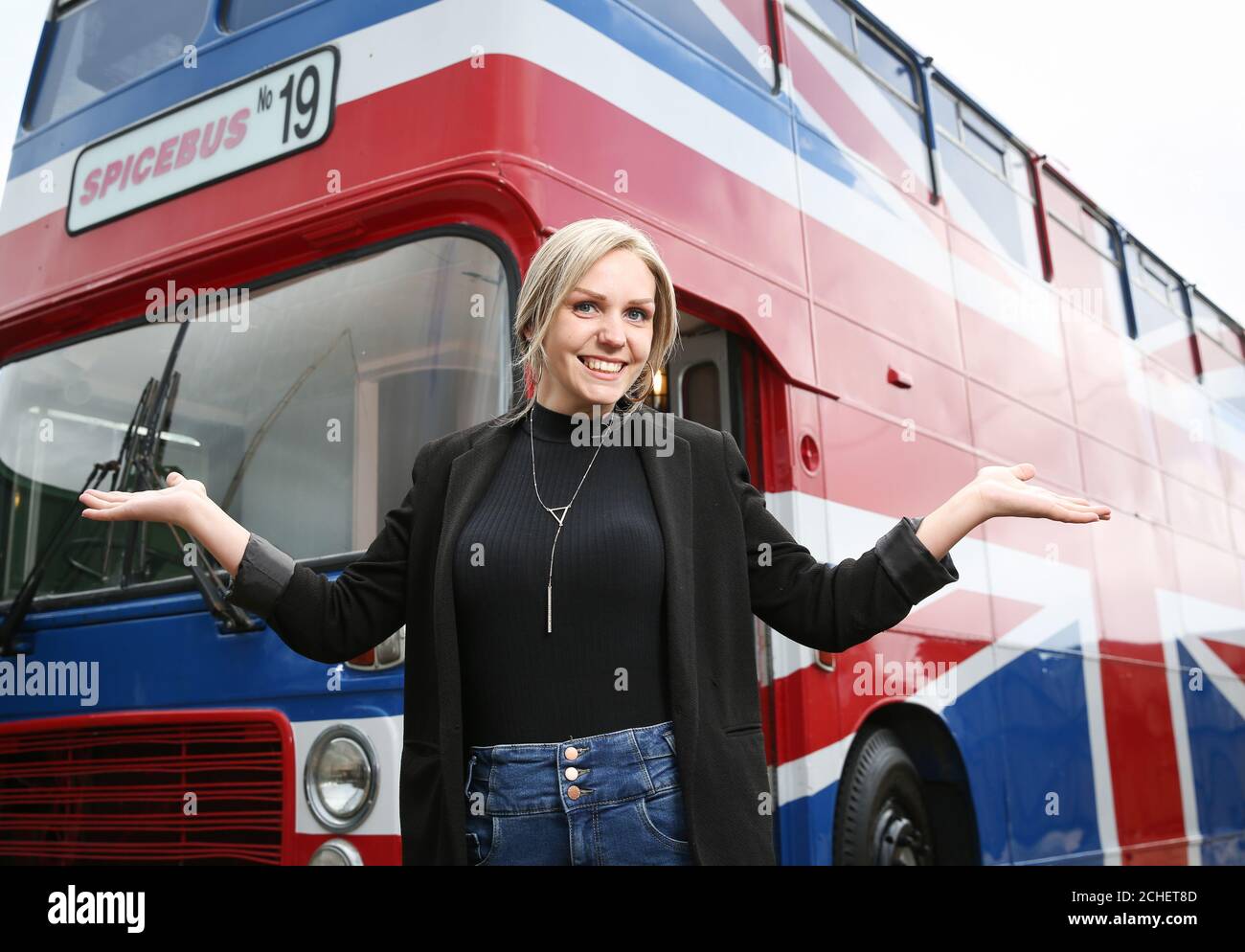 Mega-fan Suzanne Godley ha inserito l'originale Union Jack-Painted Spice Bus del film 1997 Spice World su Airbnb, dove sarà disponibile per gli ospiti la prenotazione di un pernottamento a bordo il 14 e 15 giugno al Wembley Park di Londra. Foto Stock