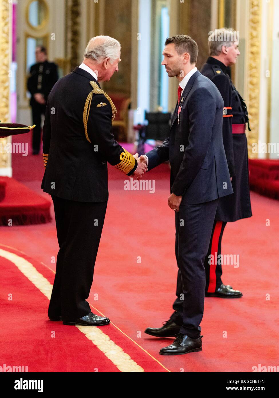 Il sig. Gareth McAuley di Woodhouse è fatto un MBE (membro dell'Ordine dell'Impero britannico) dal principe del Galles a Buckingham Palace. PREMERE ASSOCIAZIONE foto. Data immagine: Giovedì 16 maggio 2019. Vedere la storia di PA INVESTITURA REALE. Il credito fotografico dovrebbe essere: Dominic Lipinski/PA Wire Foto Stock