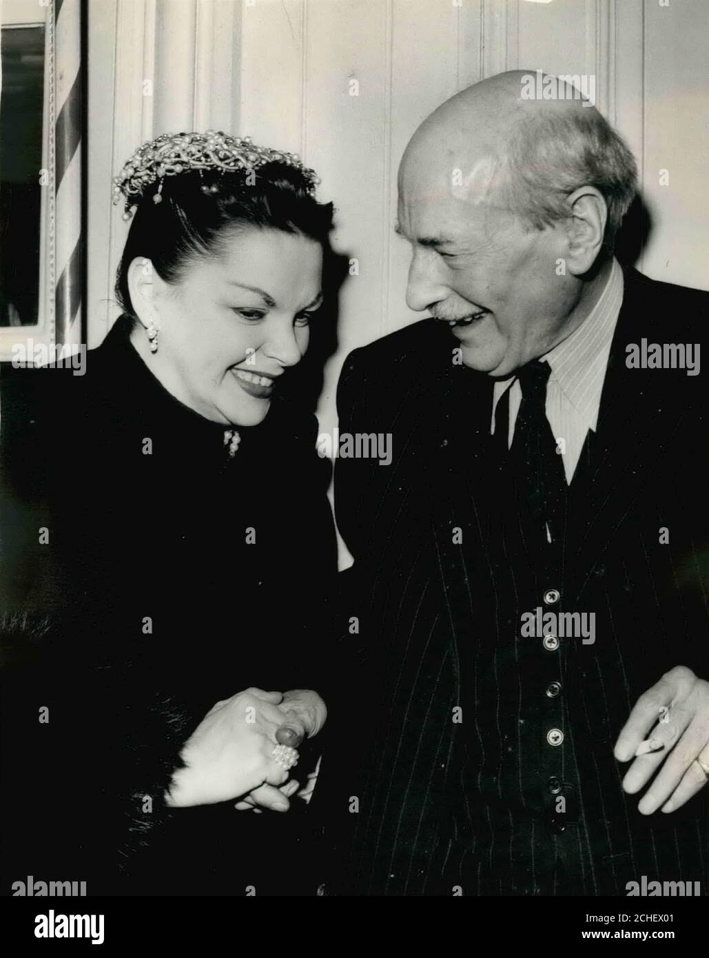 12 novembre 1957 - Londra, Inghilterra, Regno Unito - JUDY GARLAND e EARL ATTLEE condividono una battuta durante un Variety Club Luncheon. Garland è ospite d'onore al pranzo all'Hotel Savoy questo pomeriggio. (Credit Image: © Keystone Press Agency/Keystone USA via ZUMAPRESS.com) Foto Stock