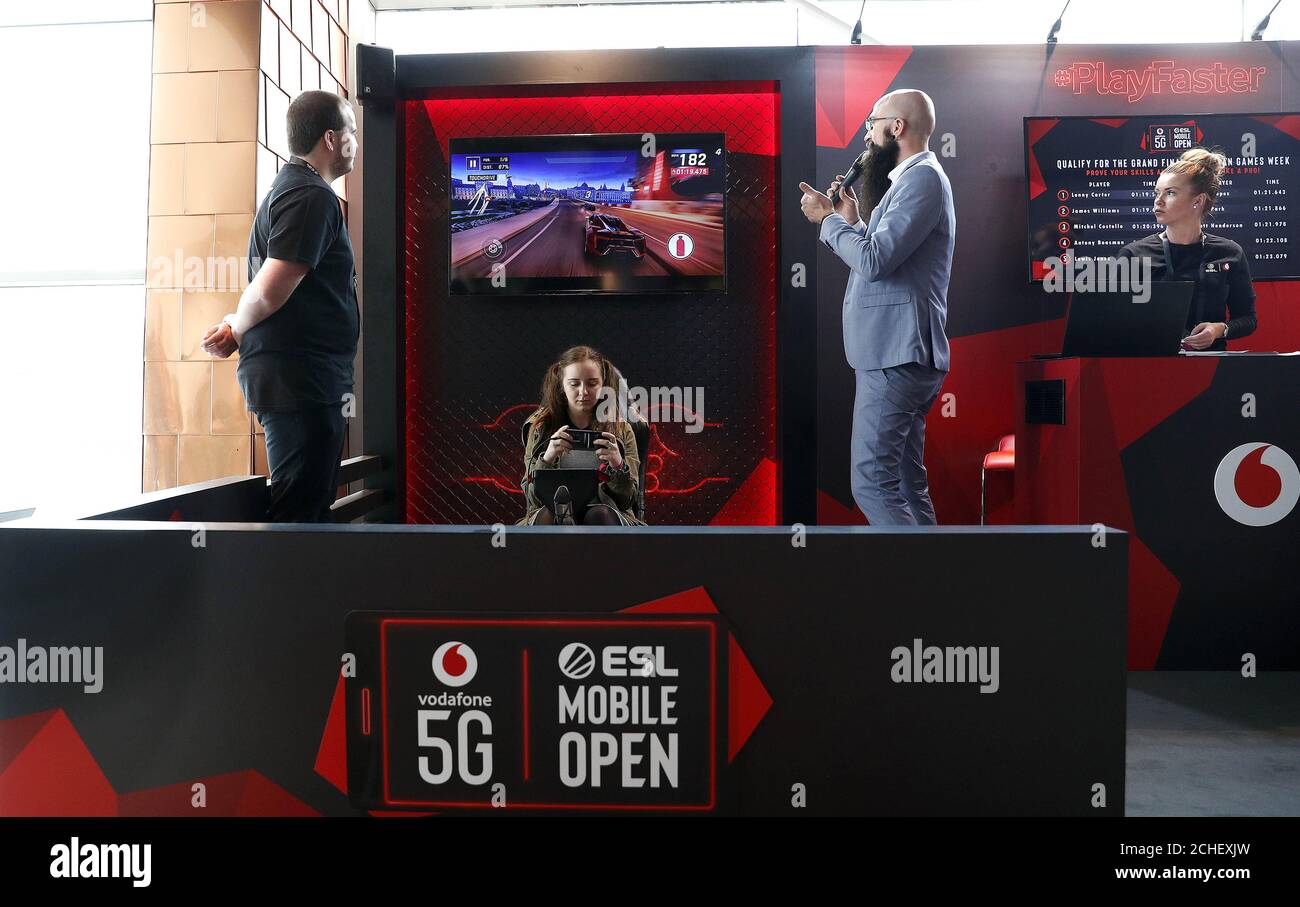 Beatrice Csaan dalla Romania tenta le qualifiche dal vivo per il torneo eSports Vodafone 5G ESL Mobile Open, che si svolge fino a domenica 2 giugno presso l'Arena Birmingham. Foto Stock