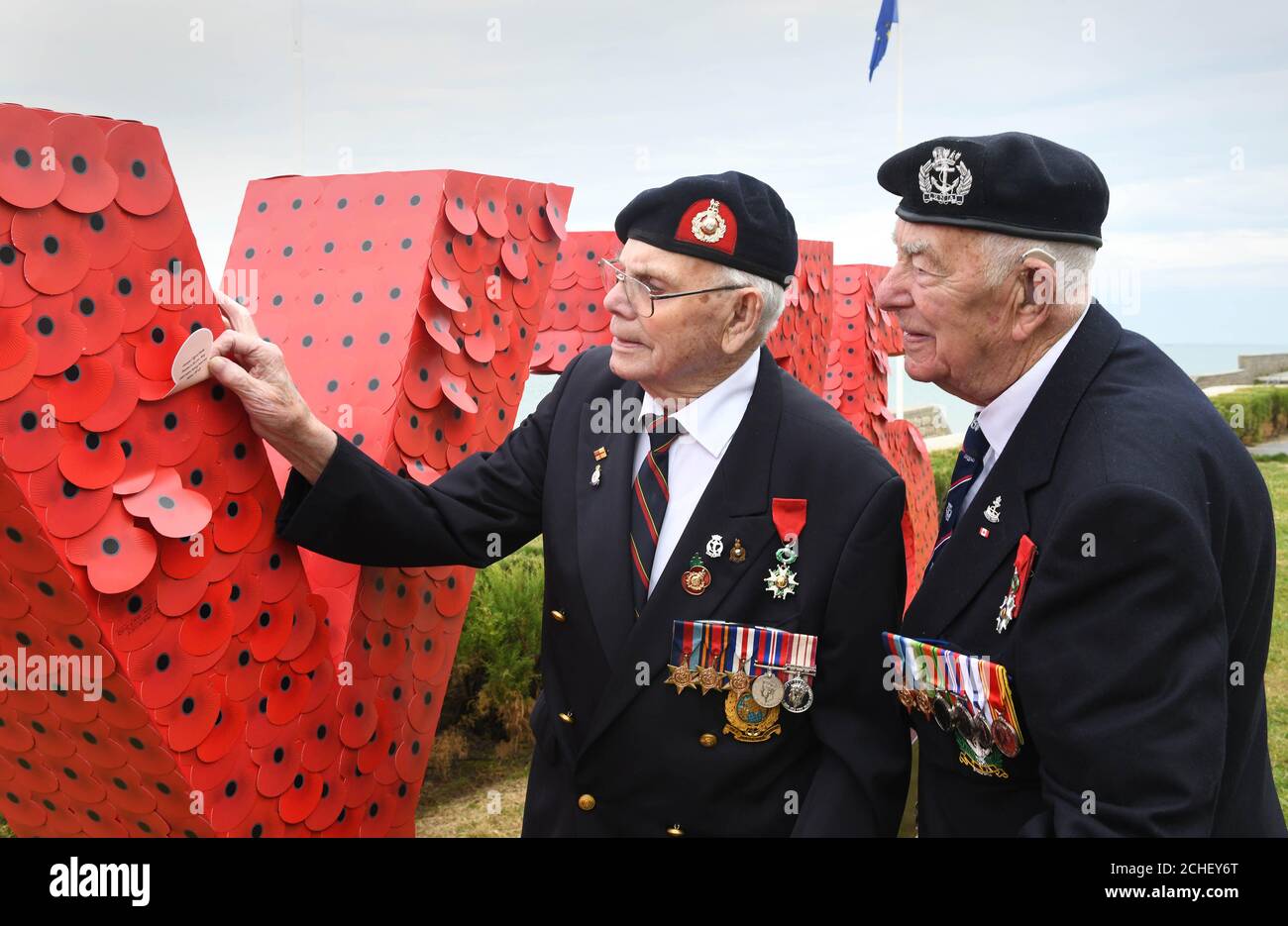 (Da sinistra a destra) Veterans William Blount, 94 anni ed Henry Rice, 93 anni, Partecipate alla presentazione di un'installazione fatta da 20,000 papaveri con messaggi dei sostenitori della Legione Britannica reale mentre viene in mostra per commemorare il 75° anniversario degli sbarchi del D-Day alle spiagge di Arromanches in Normandia, Francia. Foto Stock