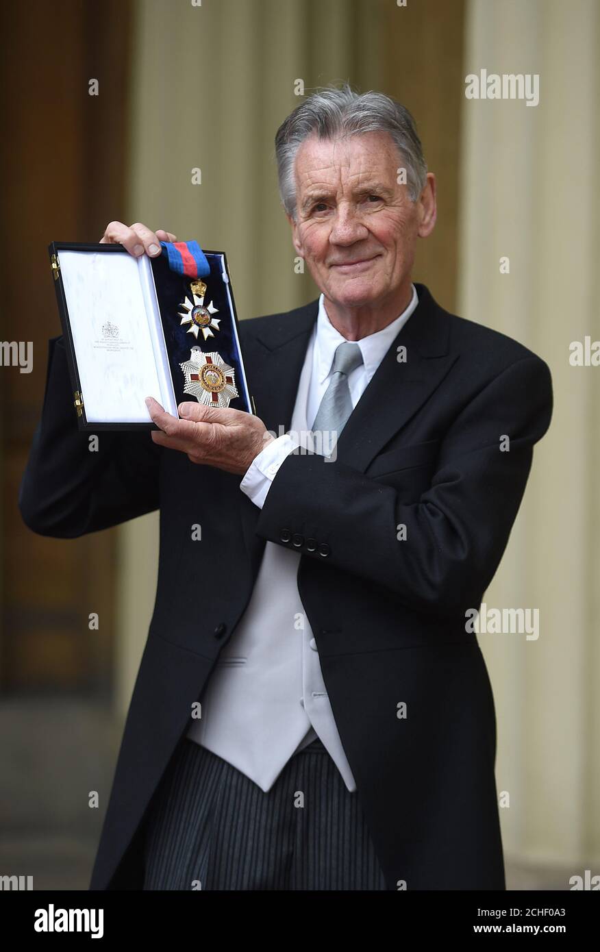 Sir Michael Palin dopo che è stato assegnato un comandante di cavaliere dell'Ordine di San Michele e San Giorgio dopo una cerimonia di investitura a Buckingham Palace, Londra. Foto Stock