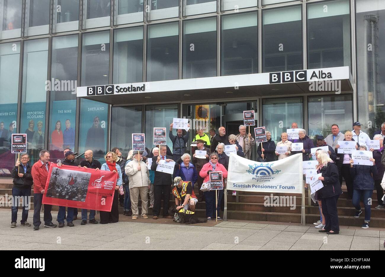 I manifestanti protestano al di fuori del quartier generale della BBC Scotland a Glasgow per protestare contro la decisione della società di provare la licenza TV per gli anziani a partire dal giugno 2020. Foto Stock