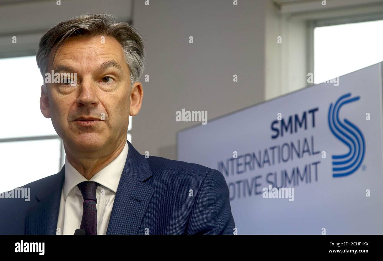 Mike Hawes, Chief Executive della Society of Motor Manufacturers and Traders (SMMT) durante una conferenza stampa al SMMT International Automotive Summit 2019, presso l'IET di Londra. Foto Stock