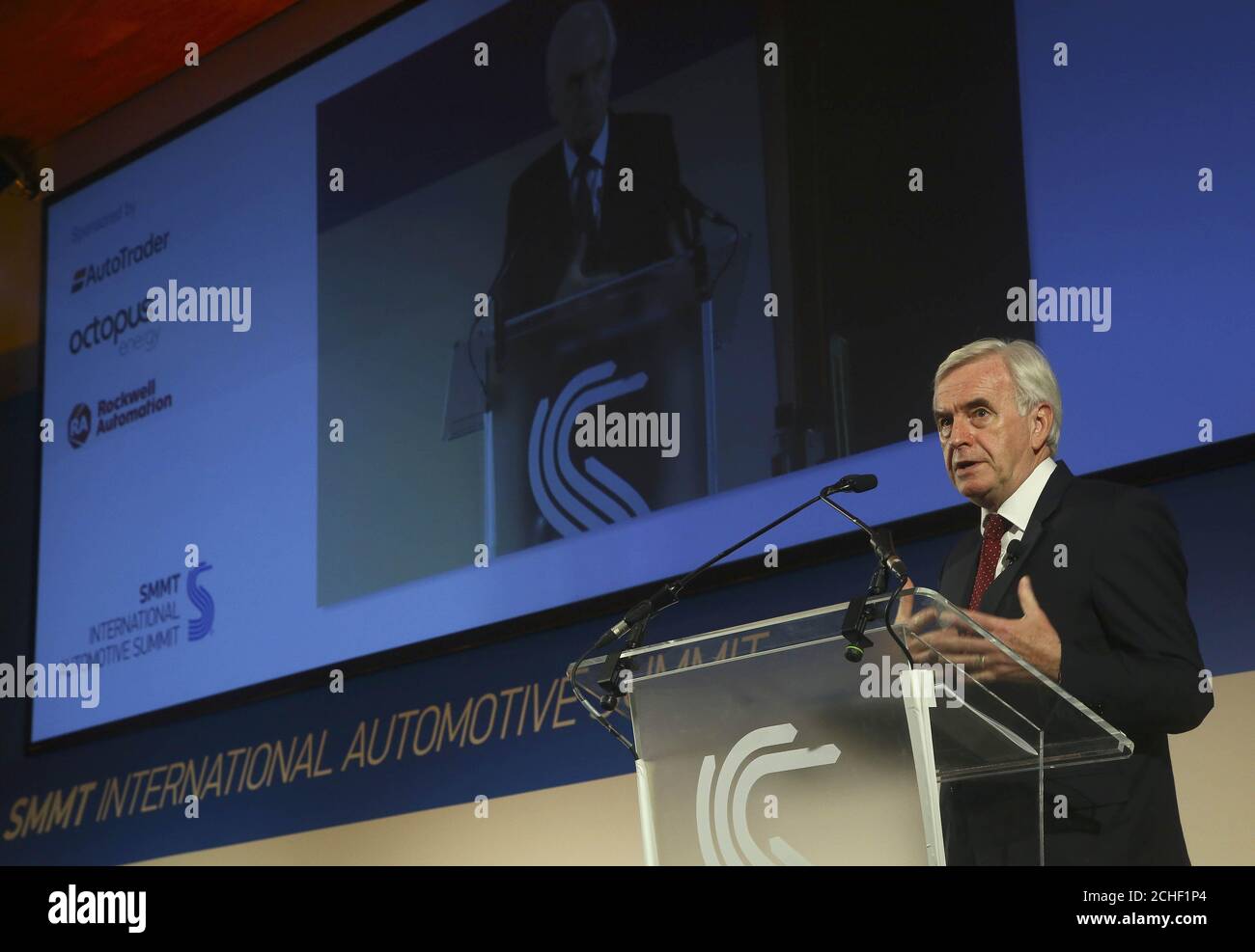 Il Cancelliere ombra dello scacchiere John McDonnell, ha pronunciato il suo discorso di primo piano al Society of Motor Manufacturers and Traders (SMMT) International Automotive Summit 2019, presso l'IET di Londra. Foto Stock