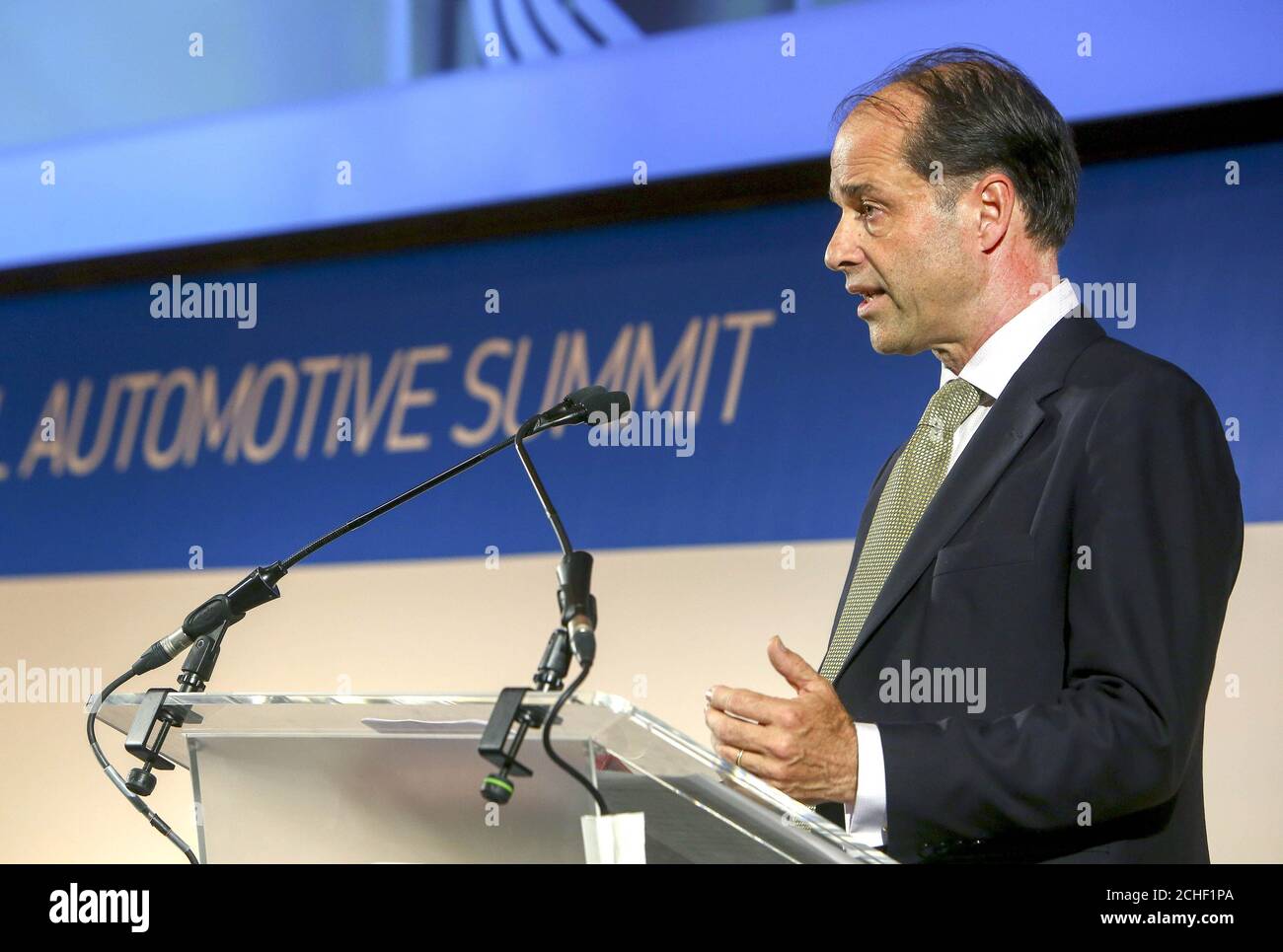 Il Ministro di Stato per la politica commerciale del Dipartimento per il Commercio Internazionale George Hollingbery, ha tenuto il suo discorso di primo piano al Summit internazionale dell'industria automobilistica della Società dei costruttori e dei commercianti (SMMT) 2019, all'IET di Londra. Foto Stock