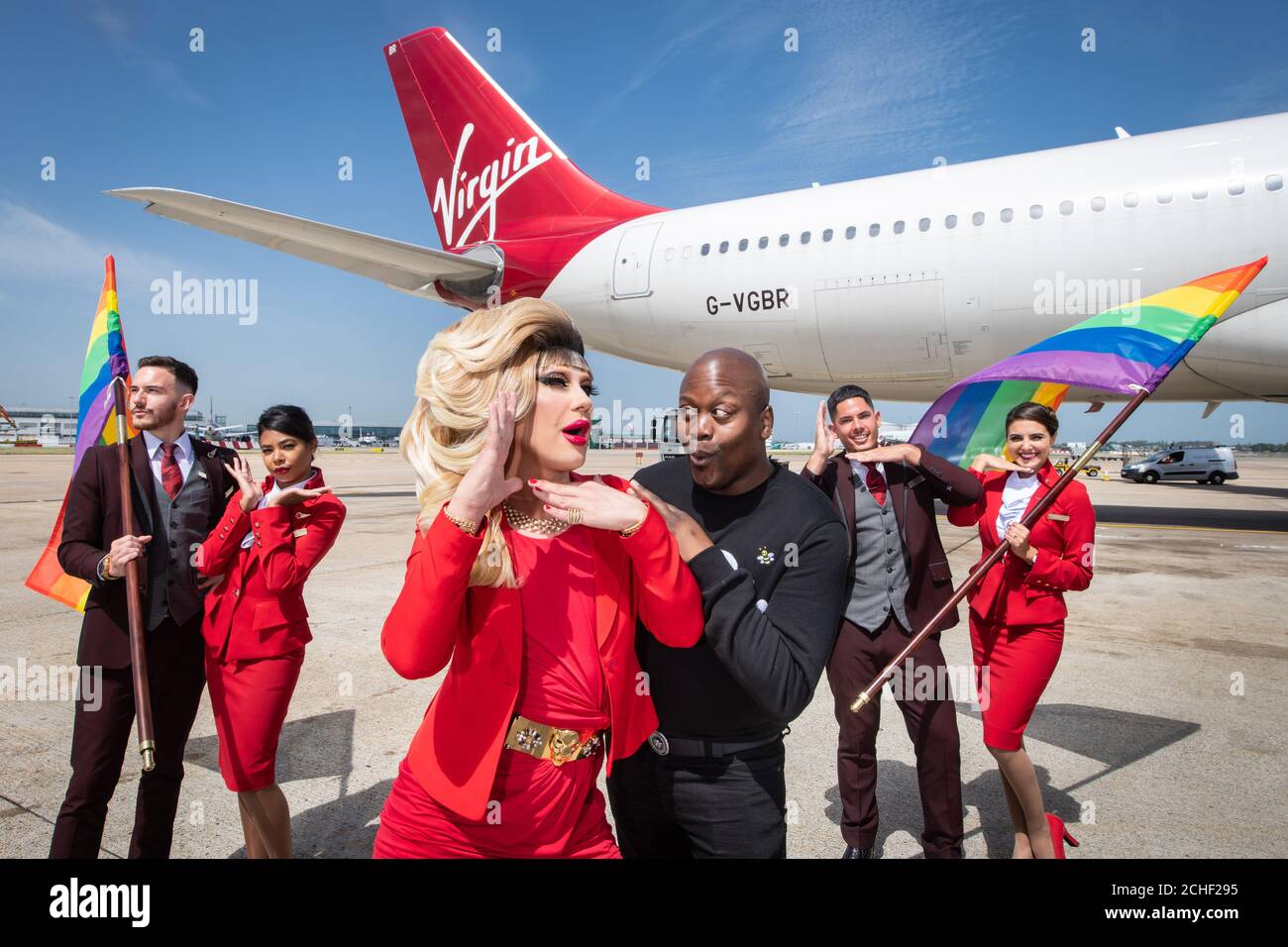 USO EDITORIALE SOLO attore Tituss Burgess e drag Queen DJ Jodie Harsh incontrare i dipendenti Virgin LGBT prima del Virgin Atlantic e Virgin Holidays Pride Flight, presso l'aeroporto di Heathrow, Londra. Foto Stock