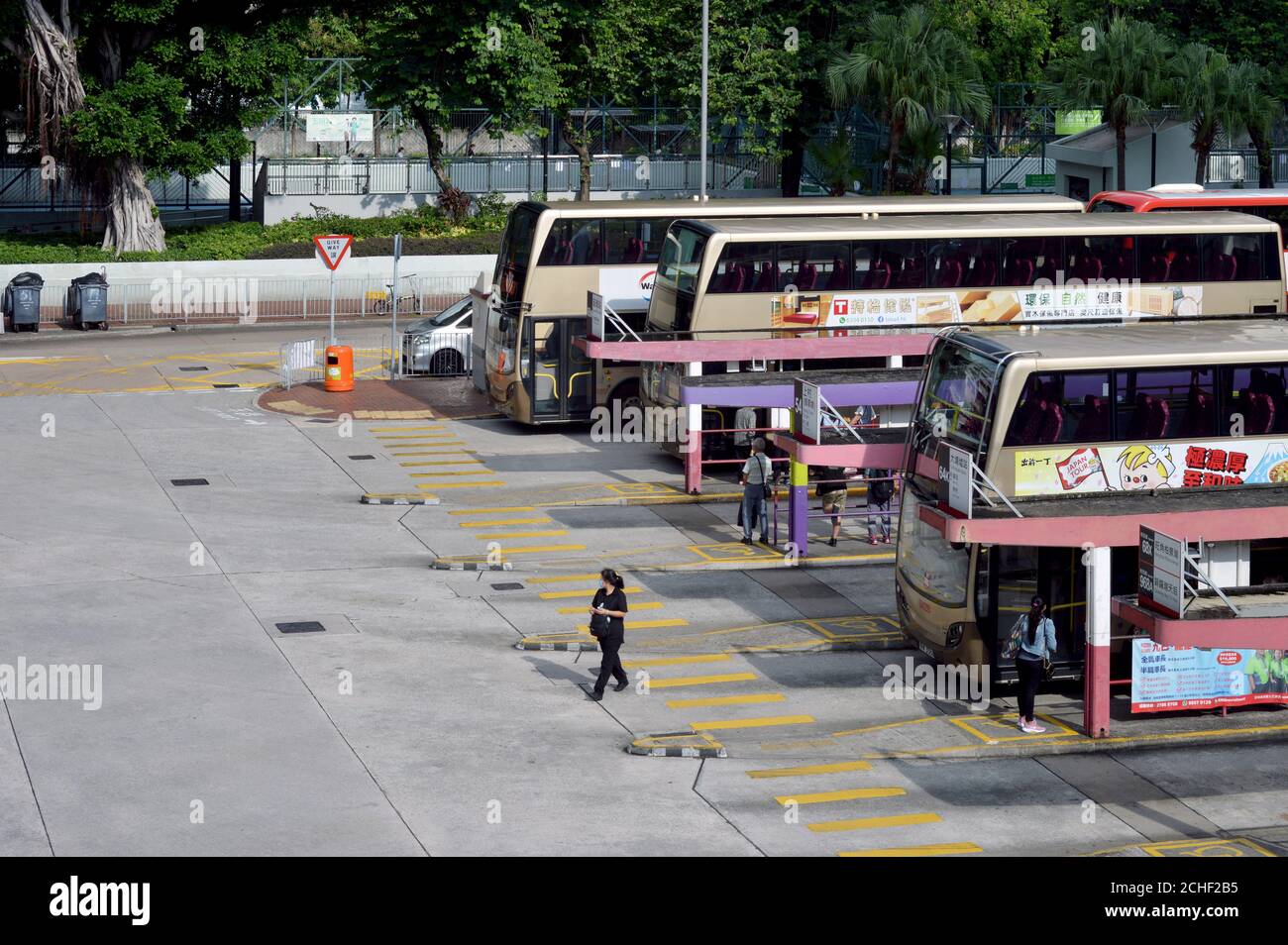 Autobus pubblici parcheggiati presso la stazione degli autobus Yuen Long West, New Territories, Hong Kong Foto Stock