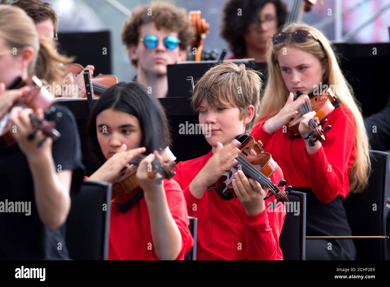 Sir Simon Rpicle dirige la London Symphony Orchestra con musicisti di età compresa tra gli 8 e i 18 anni della Guildhall School of Music & Drama e giovani musicisti del programma LSO on Track all'evento BMW Classic a Trafalgar Square London. Foto Stock