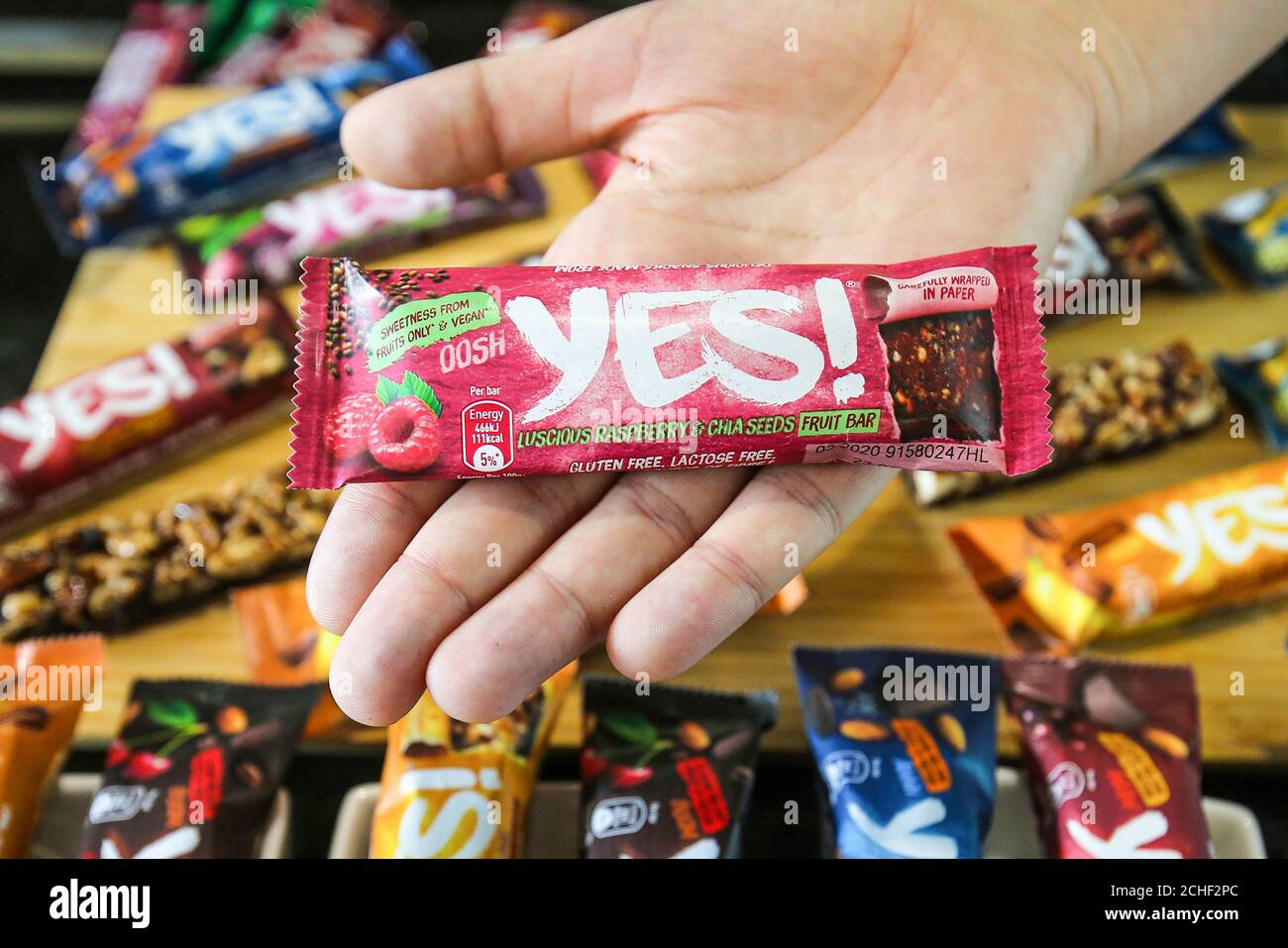 USO EDITORIALE SOLO una selezione di Nestle YES! gli snack bar avvolti in  carta riciclabile vengono svelati presso il centro di ricerca e sviluppo  della pasticceria di York, mentre l'azienda annuncia di