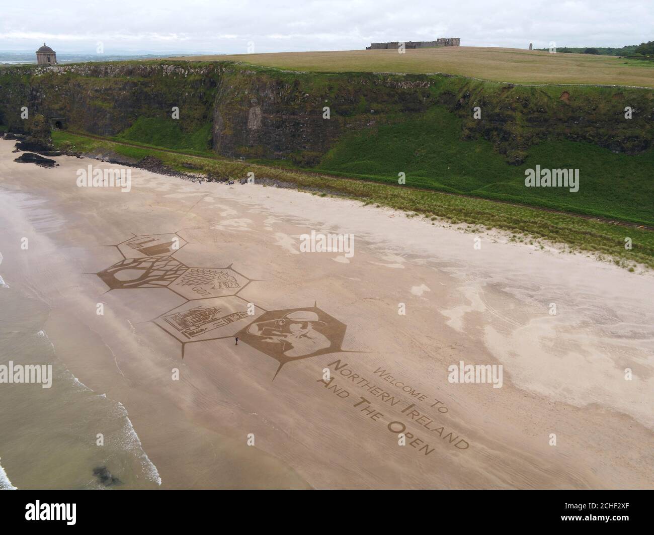 Per festeggiare il ritorno del campionato originale del golf nell'Irlanda del Nord dopo 68 anni, Tourism Ireland ha collaborato con artisti della sabbia, Sand in Your Eye, per creare cinque pezzi di arte della sabbia sulla spiaggia di Downhill Strand davanti al 148th Open. PREMERE ASSOCIAZIONE. Data di emissione: Giovedì 4 luglio 2019. Le opere d'arte raffigurano Titanic Belfast, The Dark Hedges e il Direwolf Sigil di House Stark dal Trono di Spade, la Guildhall di Derry-Londonderry e il campione nativo di golf Rory McIlroy. La foto dovrebbe essere: Bethany Gorman/PA Wire Foto Stock