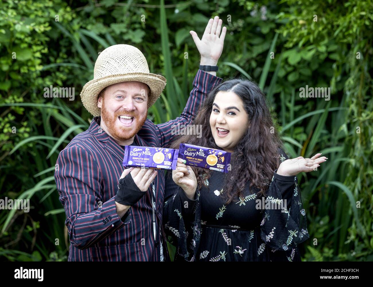 USO EDITORIALE SOLO Neelam Shah di Leeds, uno dei tre finalisti di Cadbury Inventor, dà il benvenuto al comico di Leeds Keith Lemon, nella sua casa, mentre il pubblico si presenta per il sostegno necessario per vincere il concorso e diventare l'ultimo arrivato della gamma di latte Cadbury Dairy a settembre. Foto Stock