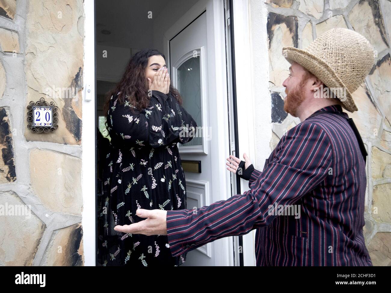 USO EDITORIALE SOLO Neelam Shah di Leeds, uno dei tre finalisti di Cadbury Inventor, dà il benvenuto al comico di Leeds Keith Lemon, nella sua casa, mentre il pubblico si presenta per il sostegno necessario per vincere il concorso e diventare l'ultimo arrivato della gamma di latte Cadbury Dairy a settembre. Foto Stock