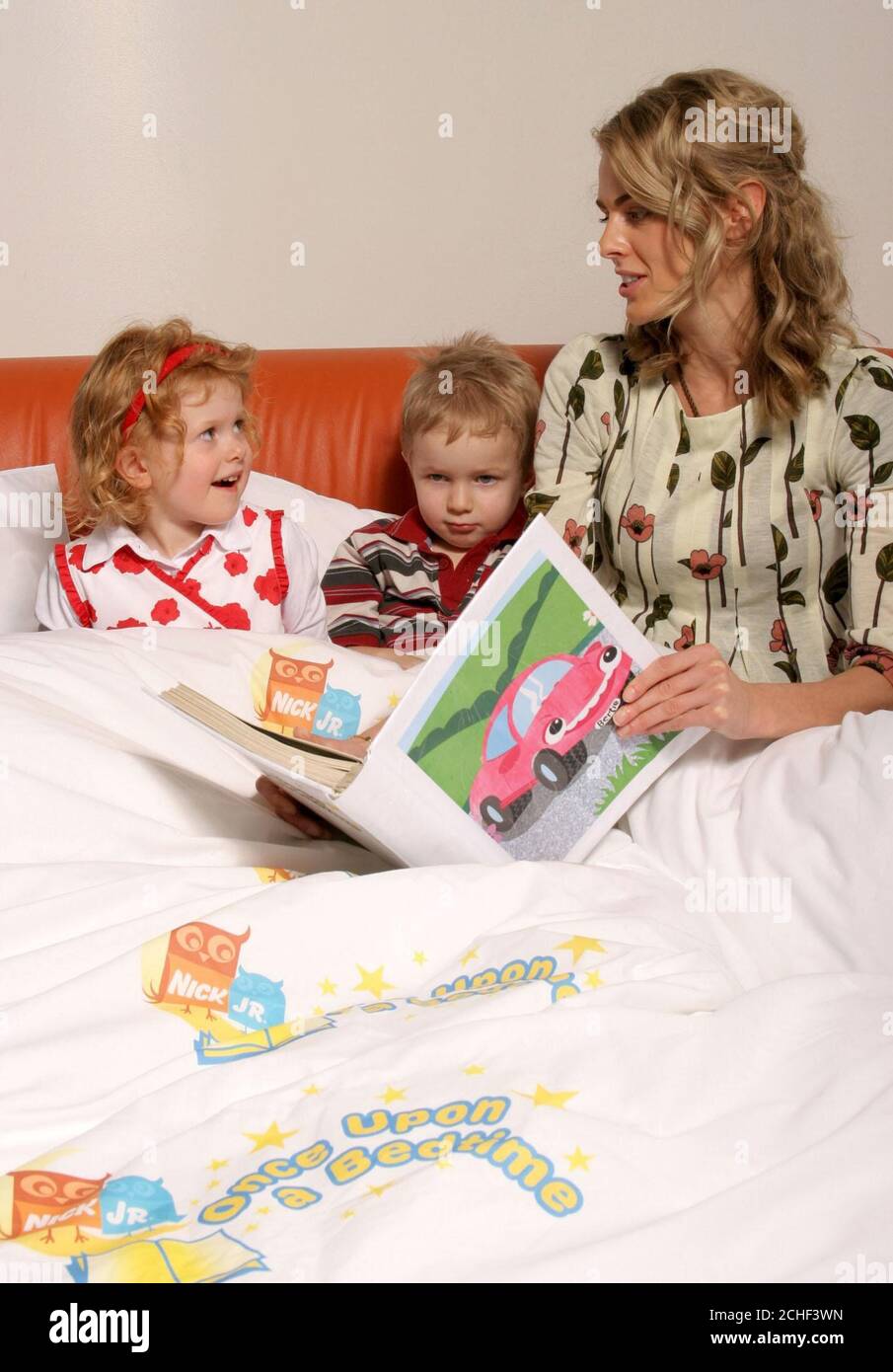 SOTTOPOSTO A EMBARGO FINO AL 0001 LUNEDÌ 19 FEBBRAIO 2007. IMMAGINE INDIPENDENTE di Celebrity mamma Donna Air, cui si aggiunge Jo Sealey (la cui mamma Heather ha creato la storia vincente "Bertie the Pink Car"), e Max Sandifford (il cui papà Chris ha creato un'altra storia vincente, "William and the Wish Biscuits") per il concorso nazionale "Once upon a bedtime" di Londra. Foto Stock