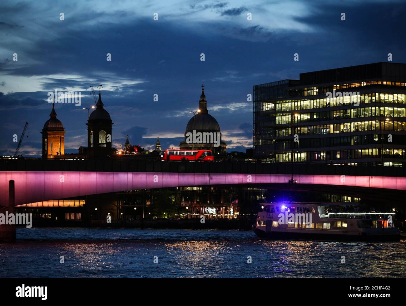 SOTTOPOSTO A EMBARGO AL 2200 MERCOLEDÌ 17 LUGLIO USO EDITORIALE SOLO UNA visione generale di London Bridge, Che è uno dei quattro ponti che sono stati trasformati per lanciare la prima fase del fiume illuminato, una nuova e ambiziosa commissione d'arte pubblica per Londra che alla fine vedrà fino a 15 ponti illuminati lungo il Tamigi. PREMERE ASSOCIAZIONE. Data di emissione: Mercoledì 17 luglio 2019. Concepito dall'artista americano Leo Villareal e dalla pratica architettonica britannica Lifschutz Davidson Sandilands, Illuminated River è un'iniziativa filantropica sostenuta dal Sindaco di Londra e portata avanti dall'illuminato Foto Stock