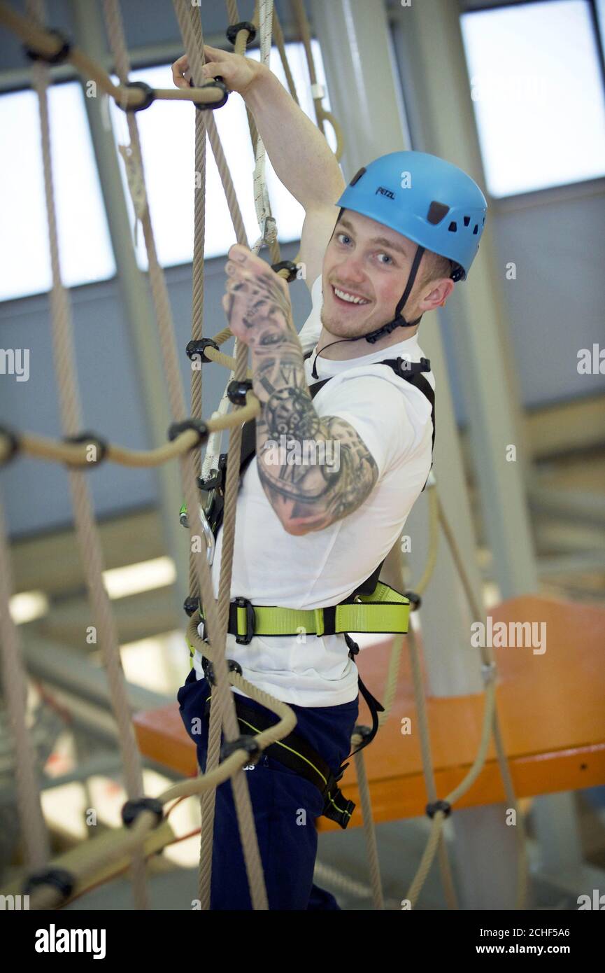 Gymnast Nile Wilson nel corso di avventura aerea come si unisce l'ambasciatore di Haven Denise Lewis al Lighthouse Harbor Adventure Village al Craig Tara Holiday Park ad Ayr, Scozia. PREMERE ASSOCIAZIONE. Data di emissione: Mercoledì 24 luglio 2019. La nuova attrazione fa parte di una serie di sviluppi per Haven, annunciando la loro partnership ufficiale con Team GB. I visitatori dei 36 parchi costieri che operano avranno la possibilità di sperimentare una fetta di Tokyo 2020 attraverso attività divertenti e apparizioni di atleti. La foto dovrebbe essere: Sandy Young/PA Wire Foto Stock