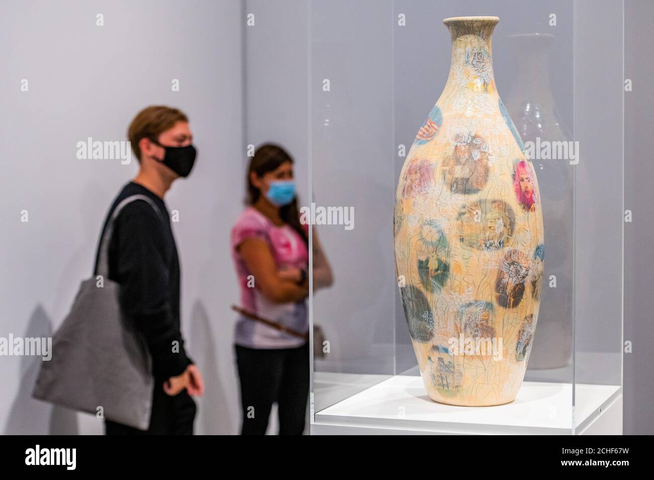 Londra, Regno Unito. 14 Settembre 2020. Virtù pallida, 2020 - Grayson Perry: Il rapporto PIÙ speciale alla Galleria Victoria Miro. Un'esposizione di nuove opere di Grayson Perry, tra cui ceramiche, arazzi e stampe su larga scala, tutte ispirate al suo prossimo documentario in tre parti Grayson Perry's Big American RoadTrip, che sarà trasmesso sul canale 4 più avanti questo mese. Credit: Guy Bell/Alamy Live News Foto Stock