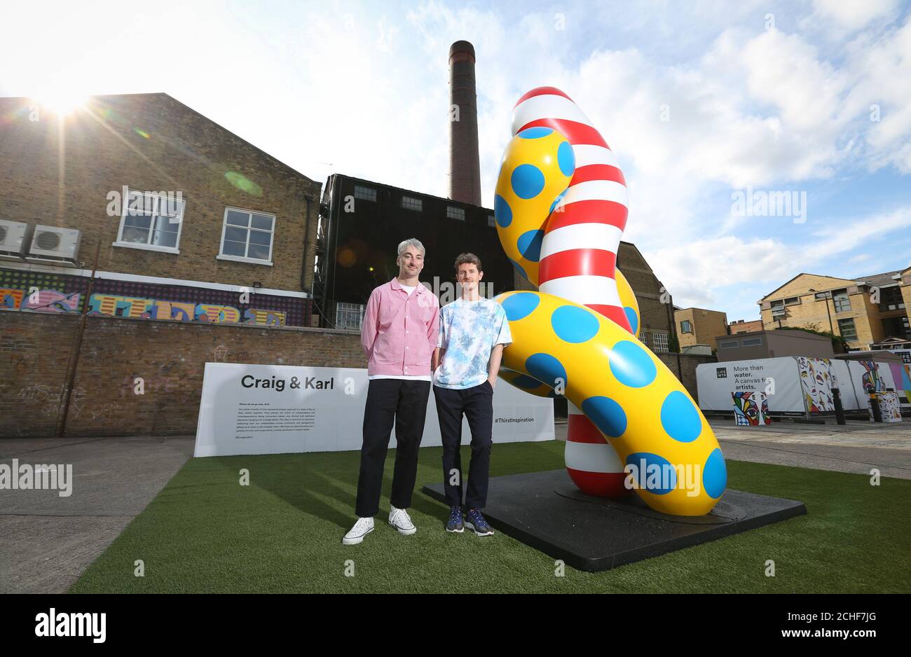 Artisti, Karl Maier (a sinistra) e Craig Redman (Craig & Karl) presentano una nuova installazione alla galleria pubblica Arto LIFEWTR presso la Truman Brewery, a est di Londra. Foto Stock