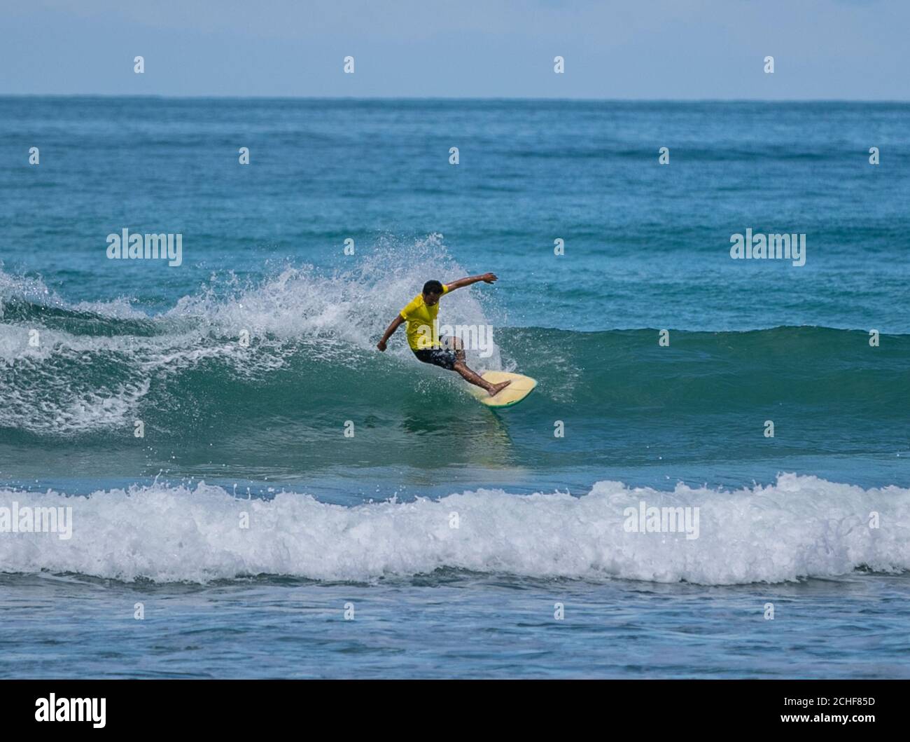 Phuket, Thailandia. 13 Settembre 2020. Un partecipante al Surf Contest di Phuket Surfing 2020 a Kalim Beach a Phuket, Thailandia, il 13 settembre 2020. Il concorso di tre giorni faceva parte della campagna del governo thailandese per promuovere il turismo e stimolare l'economia. Credit: Zhang Keren/Xinhua/Alamy Live News Foto Stock