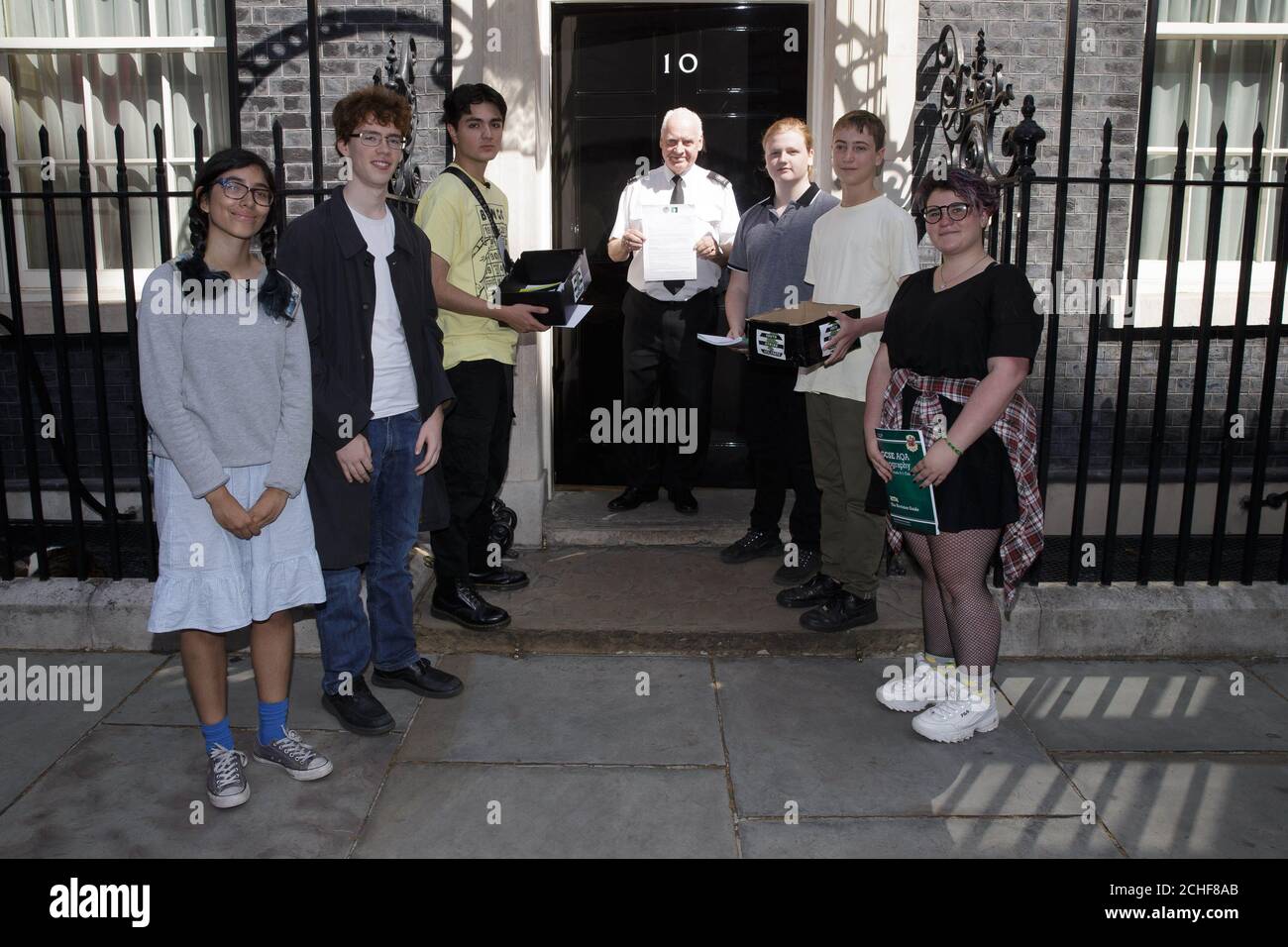 USO EDITORIALE SOLO i giovani della UK Student Climate Network (UKSCN) visitano 10 Downing Street, il giorno dei risultati della GSCE, per iscrivere il primo ministro Boris Johnson su una Geografia GSCE per insegnargli il cambiamento climatico e la necessità di intraprendere azioni urgenti per proteggere le generazioni future, Londra. Foto Stock