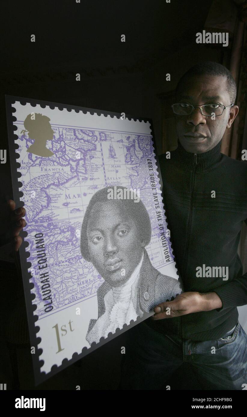 'Youssou N'Dour, stella del film Amazing Grace, che viene rilasciato in tutto il Regno Unito il 23 marzo, con il francobollo Royal Mail 1 ° Classe con il suo personaggio, Olaudah Equiano. Foto Stock
