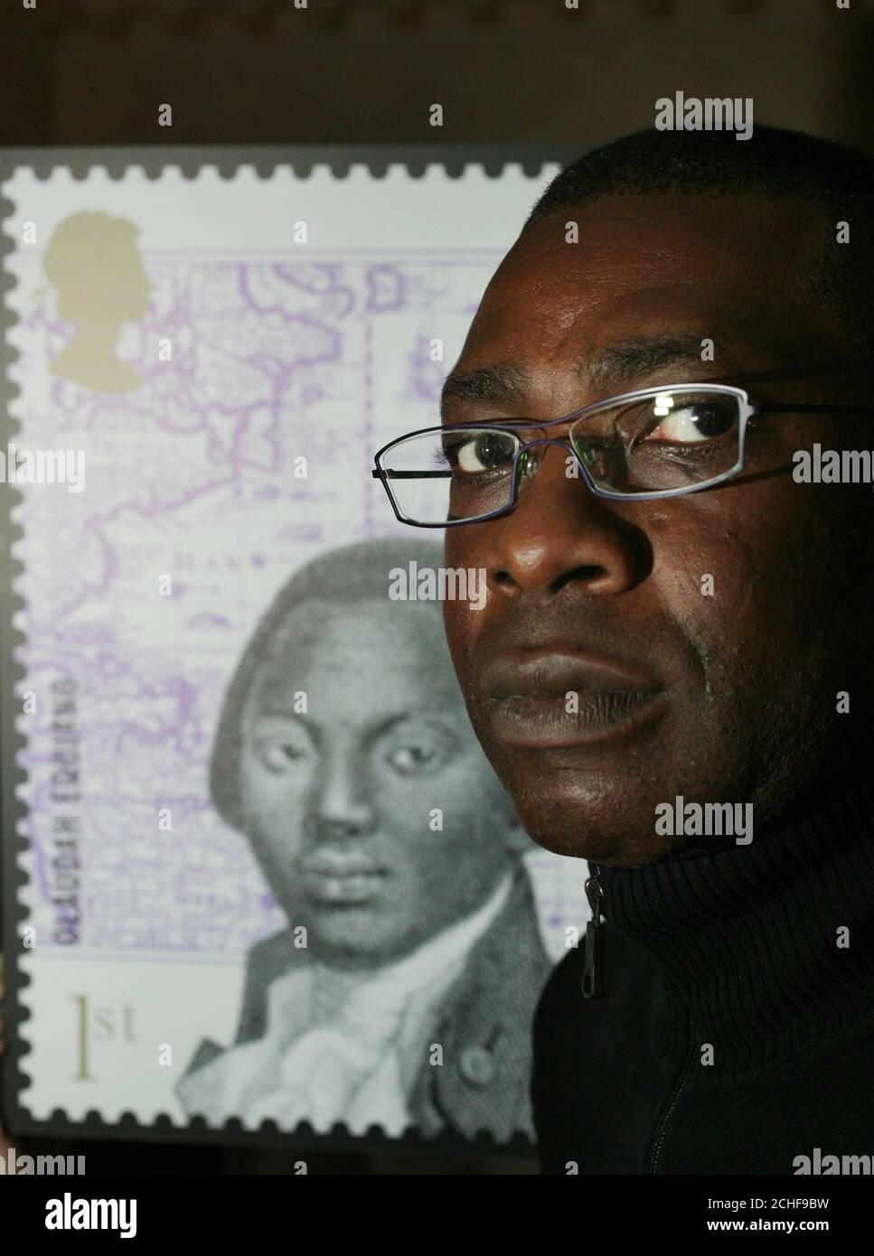 'Youssou N'Dour, stella del film Amazing Grace, che viene rilasciato in tutto il Regno Unito il 23 marzo, con il francobollo Royal Mail 1 ° Classe con il suo personaggio, Olaudah Equiano. Foto Stock