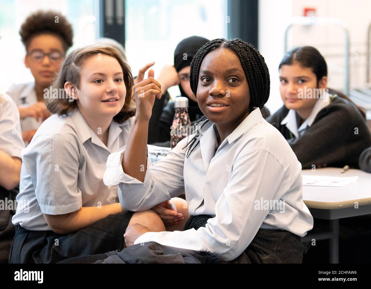 USO EDITORIALE SOLO gli studenti e gli insegnanti dell'Archer Academy di East Finchley partecipano a una sessione educativa guidata dal National Citizen Service (NCS), che è stata progettata per incoraggiare e sostenere l'attivismo sociale dei giovani al di fuori dell'aula, Londra. Foto Stock