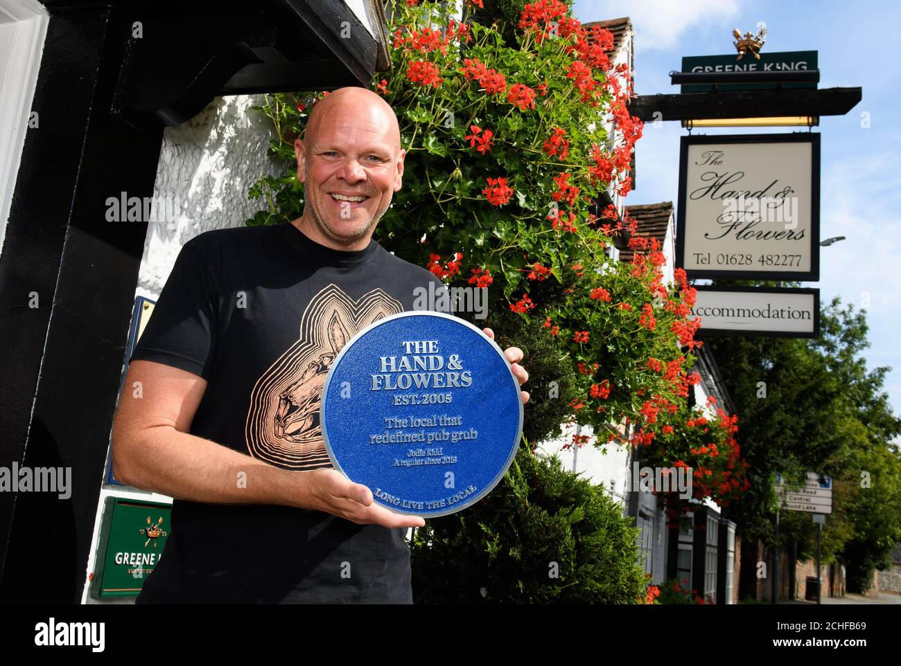 Pubblicano e chef, Tom Kerridge riceve una targa blu personalizzata da Jodie Kidd, commemorando la sua memoria pub preferita, che ha avuto luogo a The Hand e Flowers in Marlow - Kerridge prima avventura pub, come parte della campagna Long Live The Local. Foto Stock