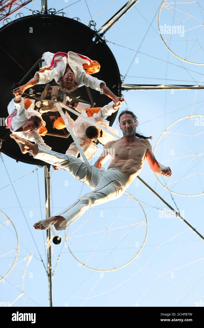 USO EDITORIALE SOLO i membri della società francese di performance Gratte Ciel hanno fatto una prova in Eyre Square, Galway, prima della loro performance dal vivo al lancio del programma Galway 2020 capitale europea della cultura, Irlanda. Foto Stock