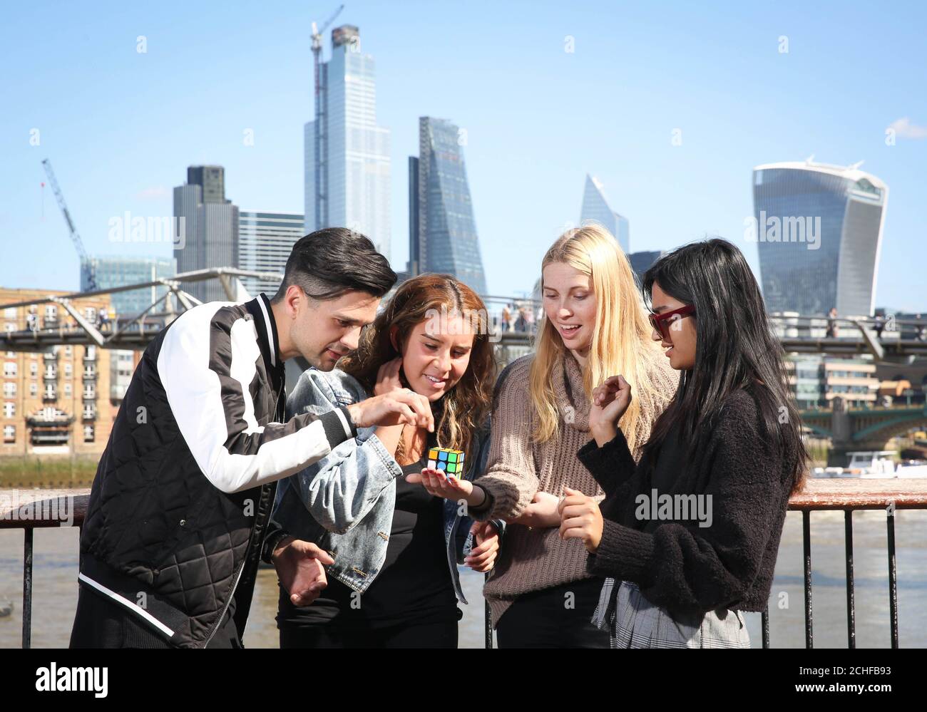 (Da sinistra a destra) Allegra Acosta, Madison Garner e Sonal Soni reagiscono mentre l'illusionista britannico Got Talent Maddox Dixon esegue una serie di illusioni uplifting come parte di una campagna Remarkabubble di Highland Spring Sparkling Water, a Bankside, Londra. Foto Stock