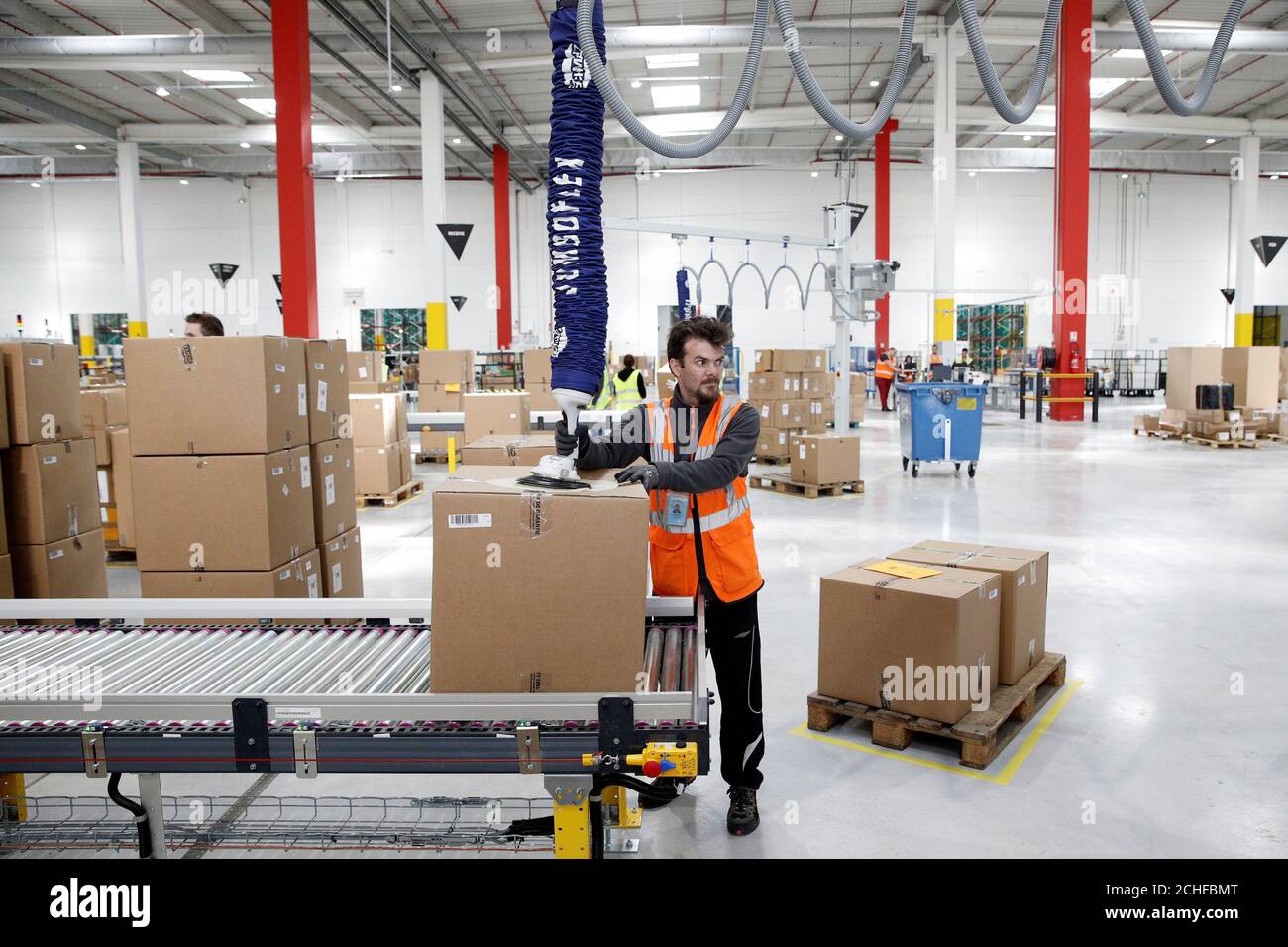 Dipendenti al lavoro durante la visita del presidente francese Emmanuel  Macron (invisibile) presso la fabbrica Amazon di Boves, vicino Amiens,  Francia, 3 ottobre 2017. REUTERS/Yoan Valat/Pool Foto stock - Alamy