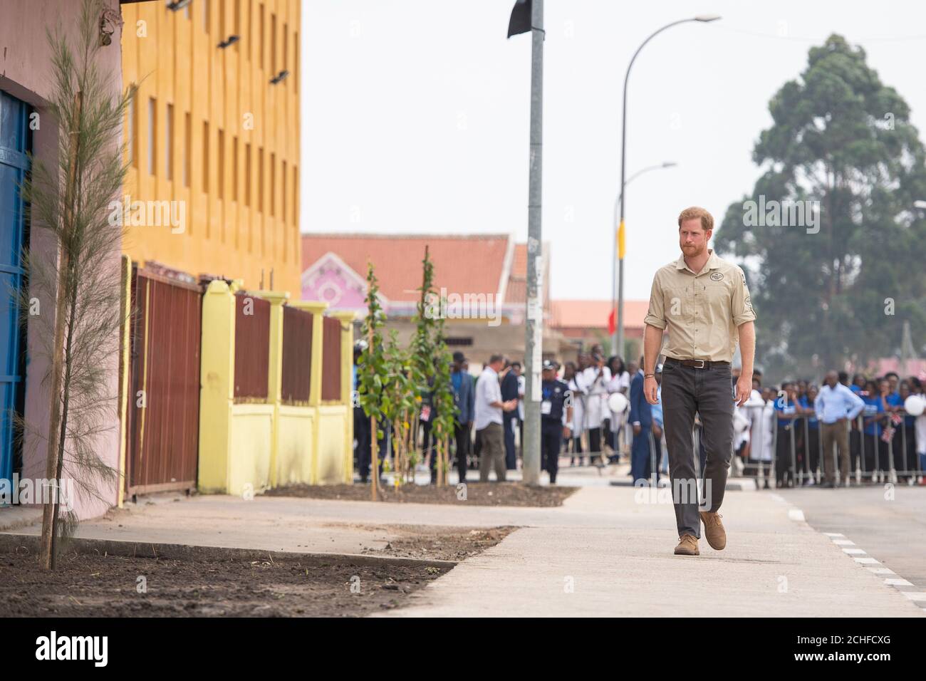 Il Duca del Sussex cammina sulla Princess Diana Street a Huambo, Angola, il quinto giorno del tour reale dell'Africa. Il Duca sta visitando il campo minato dove sua madre, la Principessa di Galles, è stata fotografata nel 1997, che è ora una strada trafficata con scuole, negozi e case. Foto PA. Data immagine: Venerdì 27 settembre 2019. Visita il TOUR REALE della storia della Pennsylvania. Il credito fotografico dovrebbe essere: Dominic Lipinski/PA Wire Foto Stock